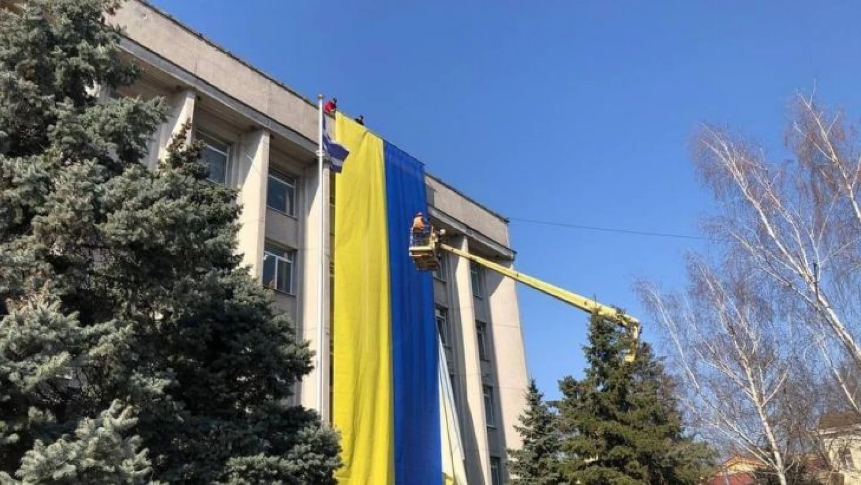 Herson'da belediye binasına yeniden Ukrayna bayrağı asıldı