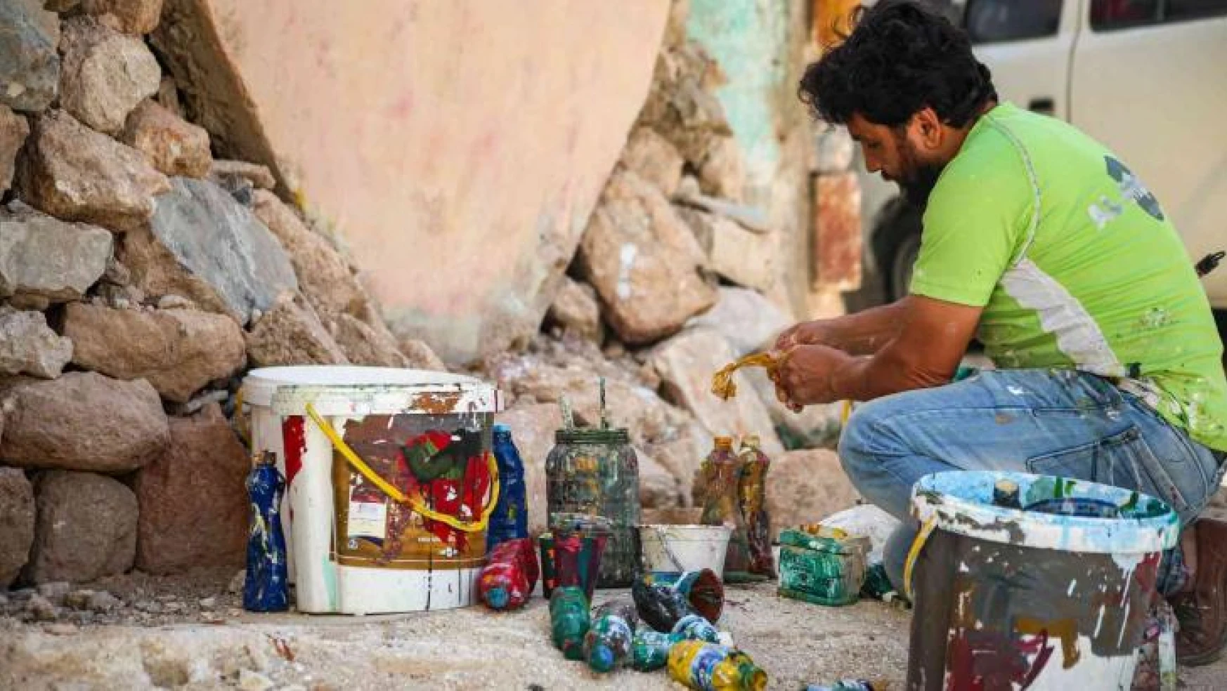 İdlibli sanatçılar Rukban kampında yaşanan susuzluğa duvar resmiyle dikkat çekti