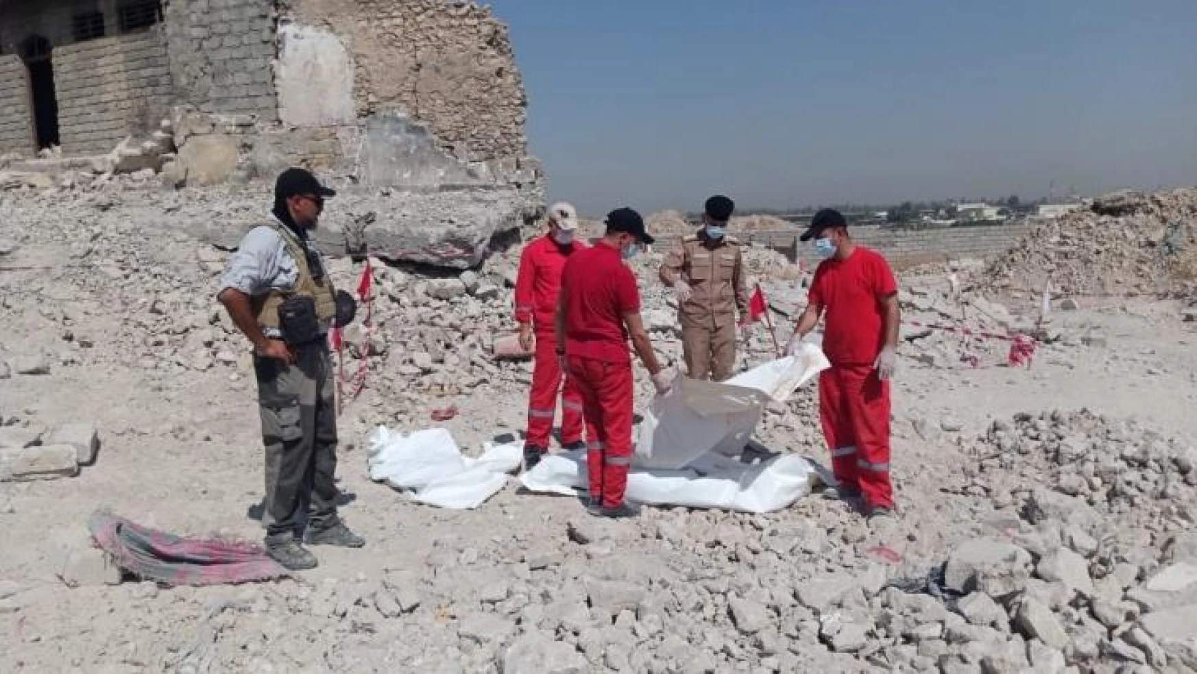 Irak'ın Musul kentinde, 5 yıl sonra enkaz altından insan kalıntıları çıkarıldı