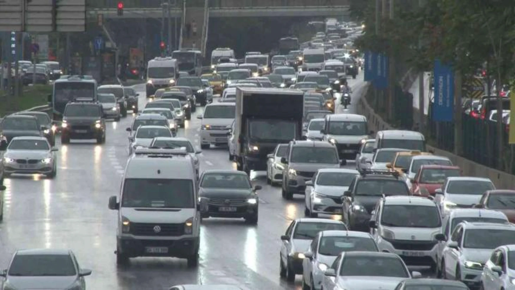İstanbul'da yağmur başladı, trafik yoğunluğu arttı