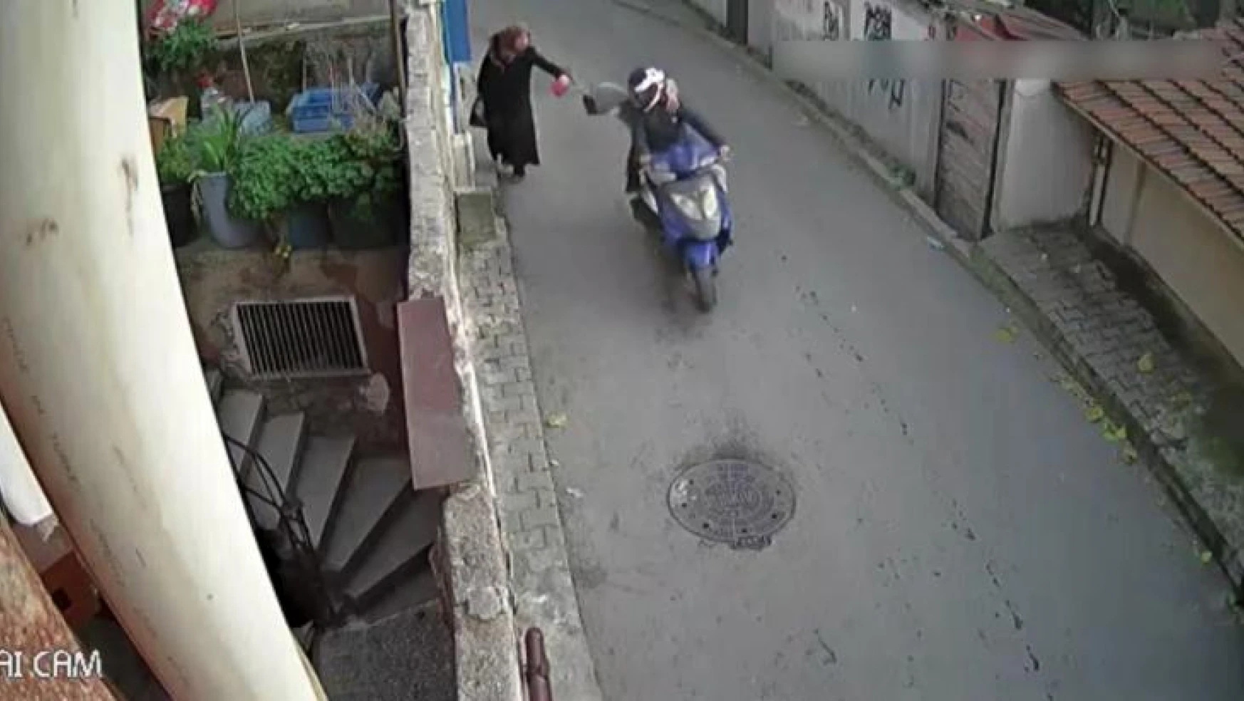 İstanbul'da yaşlı kadına kapkaç kamerada: Kadınları hedef alan çete çökertildi