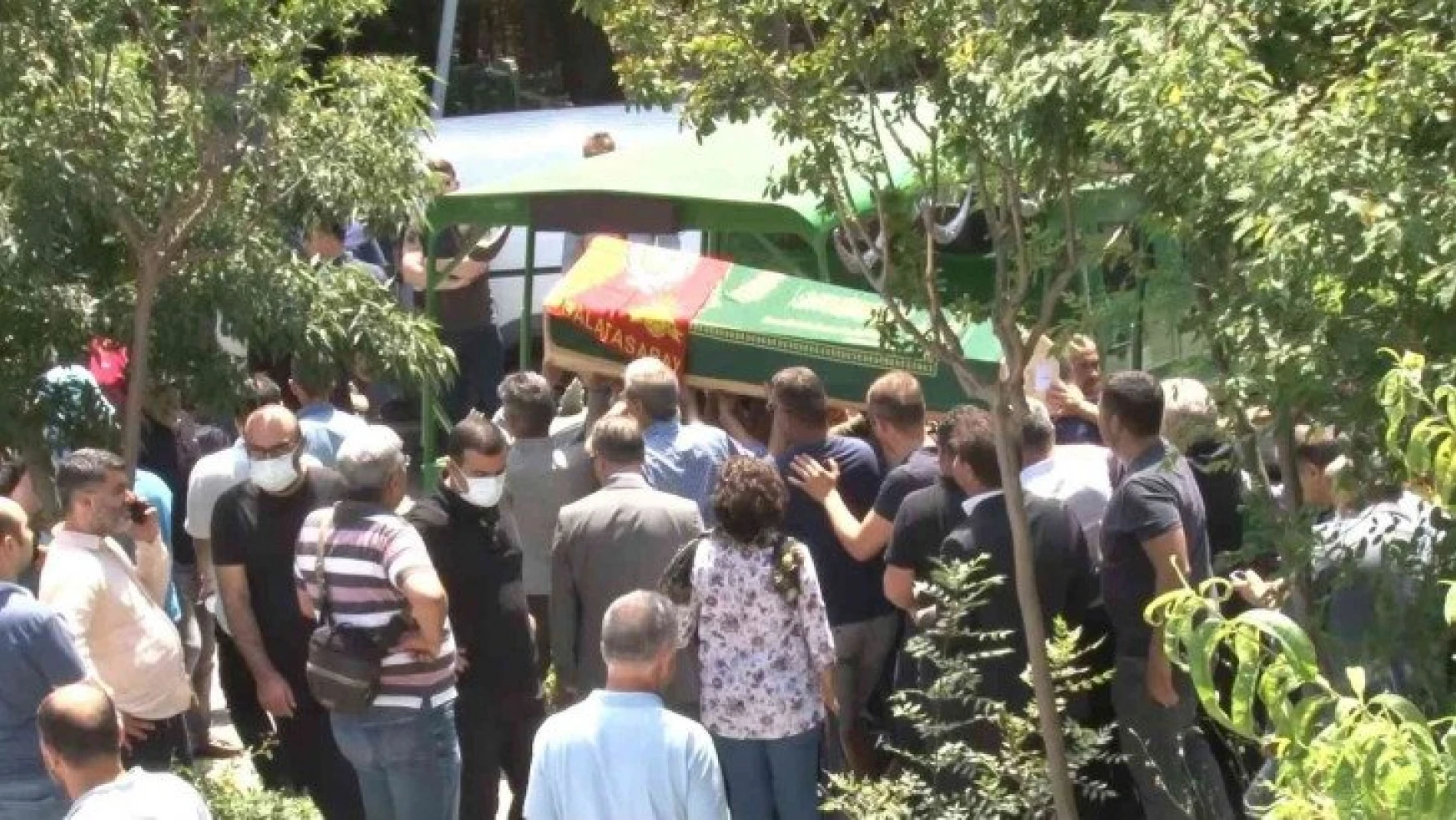 İtalya'daki helikopter kazasında hayatını kaybeden Altuğ Erbil toprağa verildi