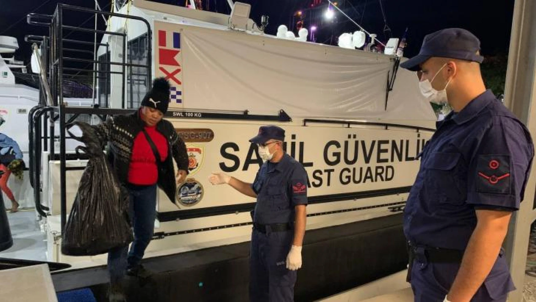 İzmir açıklarında 77 göçmen kurtarılırken, 92 göçmen yakalandı