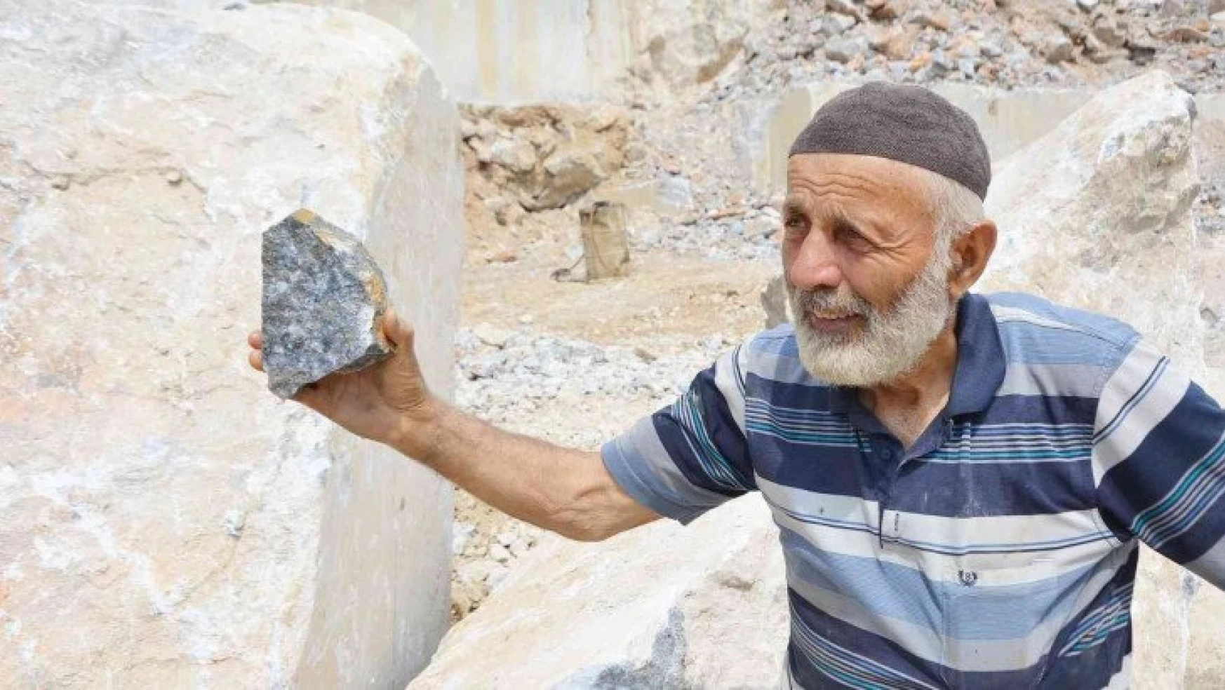 İznik'te yarım asırdır ekmeğini taştan çıkartıyor