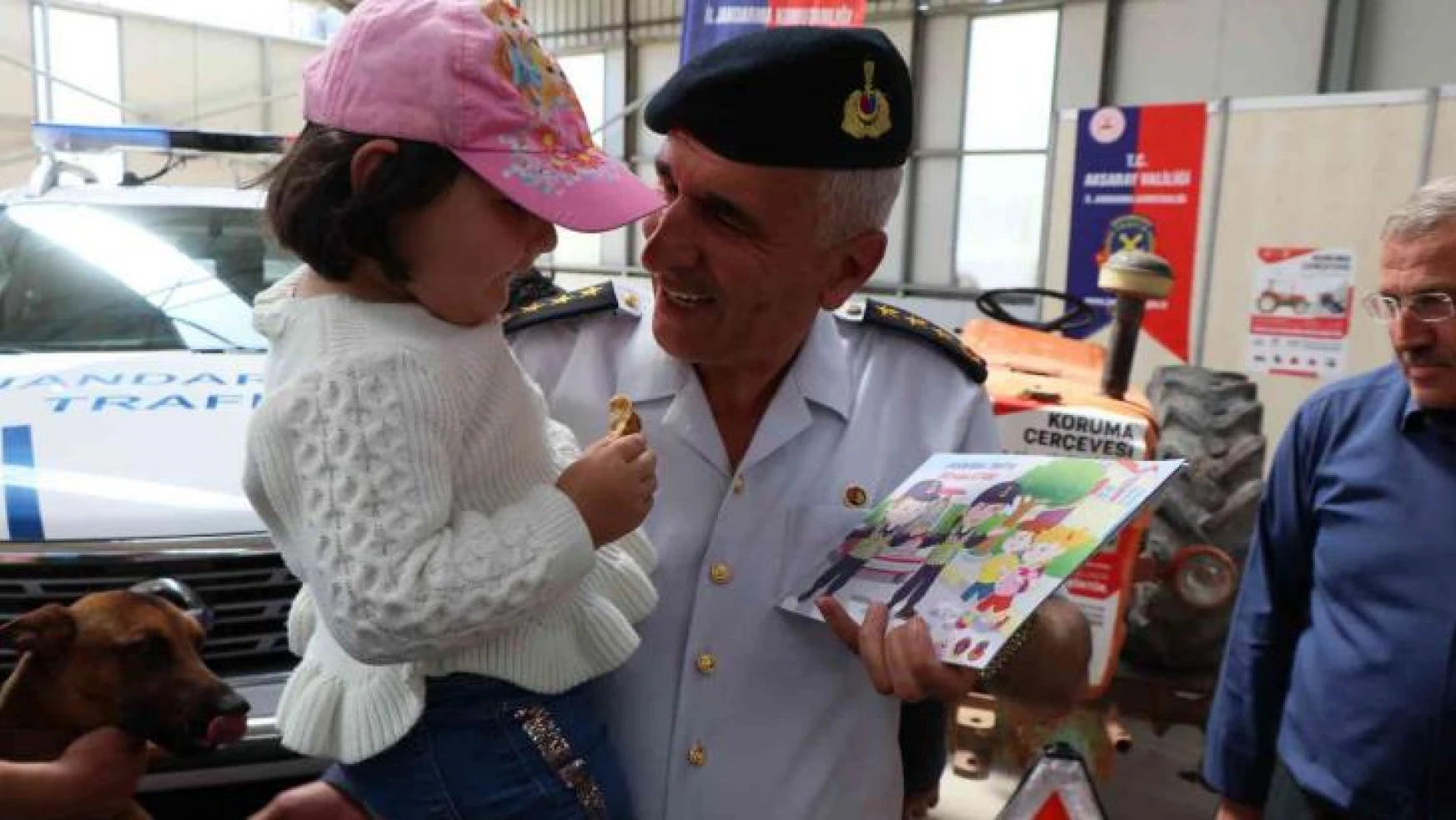 Jandarma komutanı fuarda çocuklara kitap dağıtıp jandarmayı anlattı