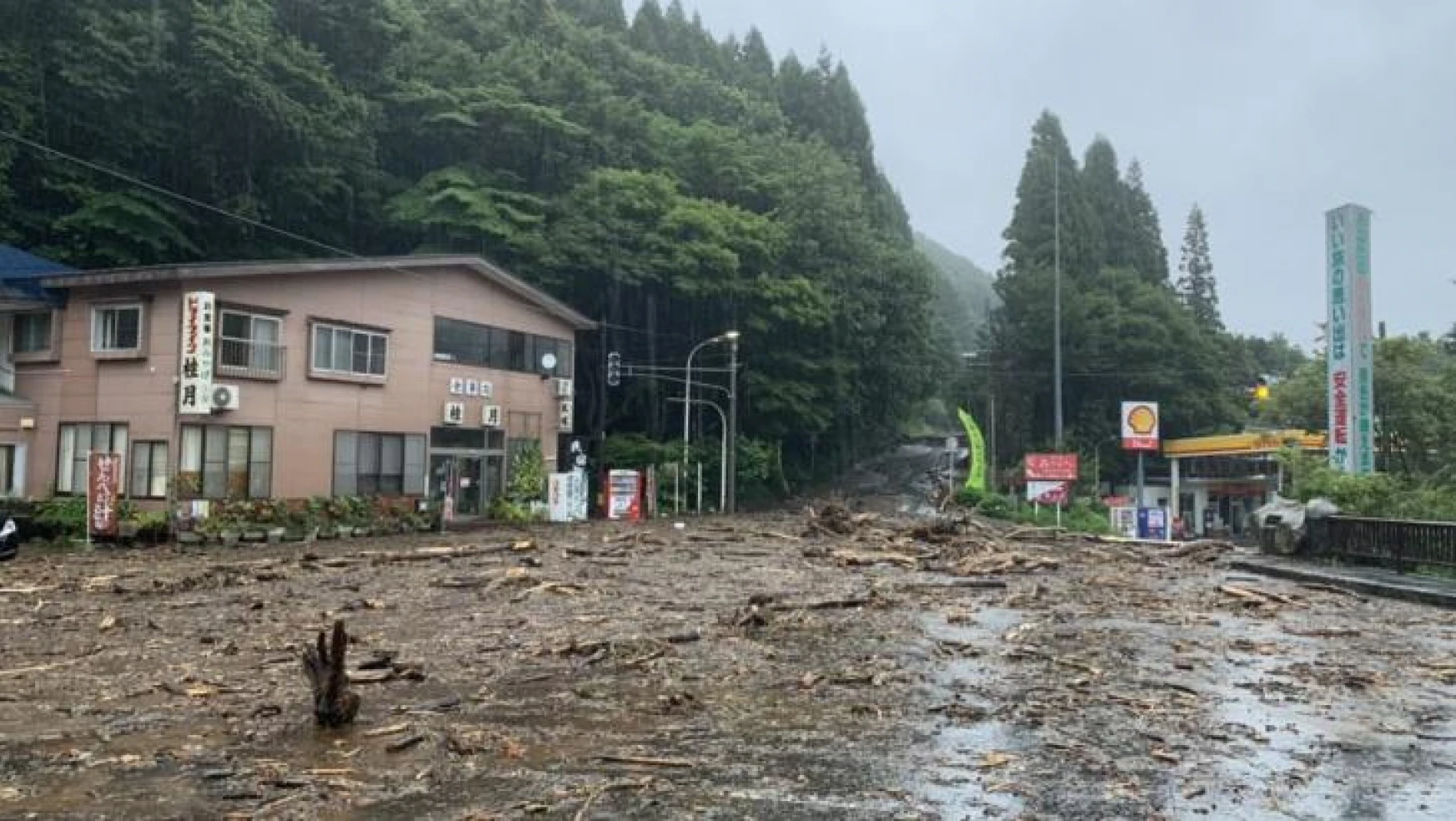 Japonya'da sel: Tren seferleri iptal edildi