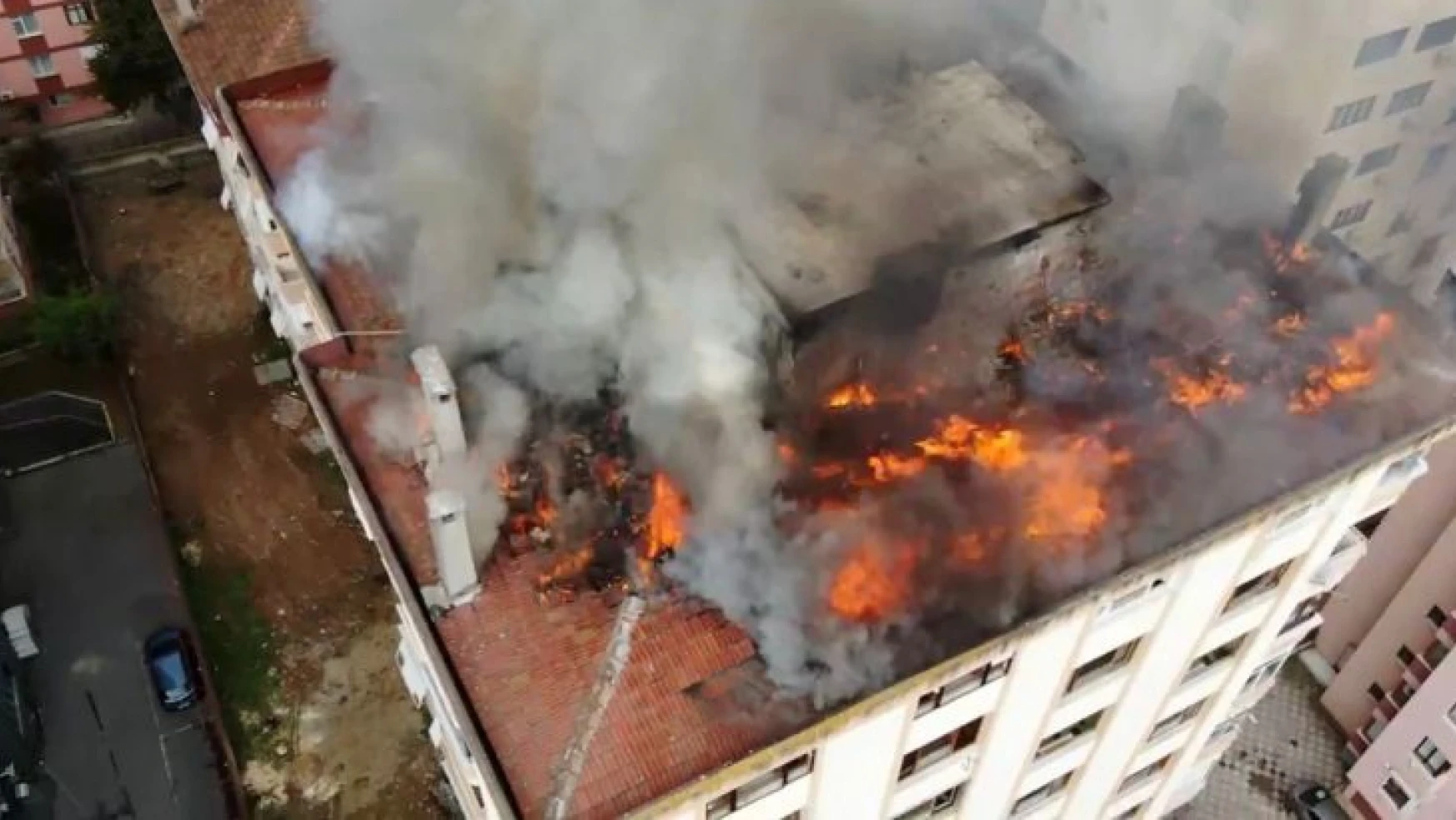 Kadıköy'de metruk binanın çatısı alevlere teslim oldu