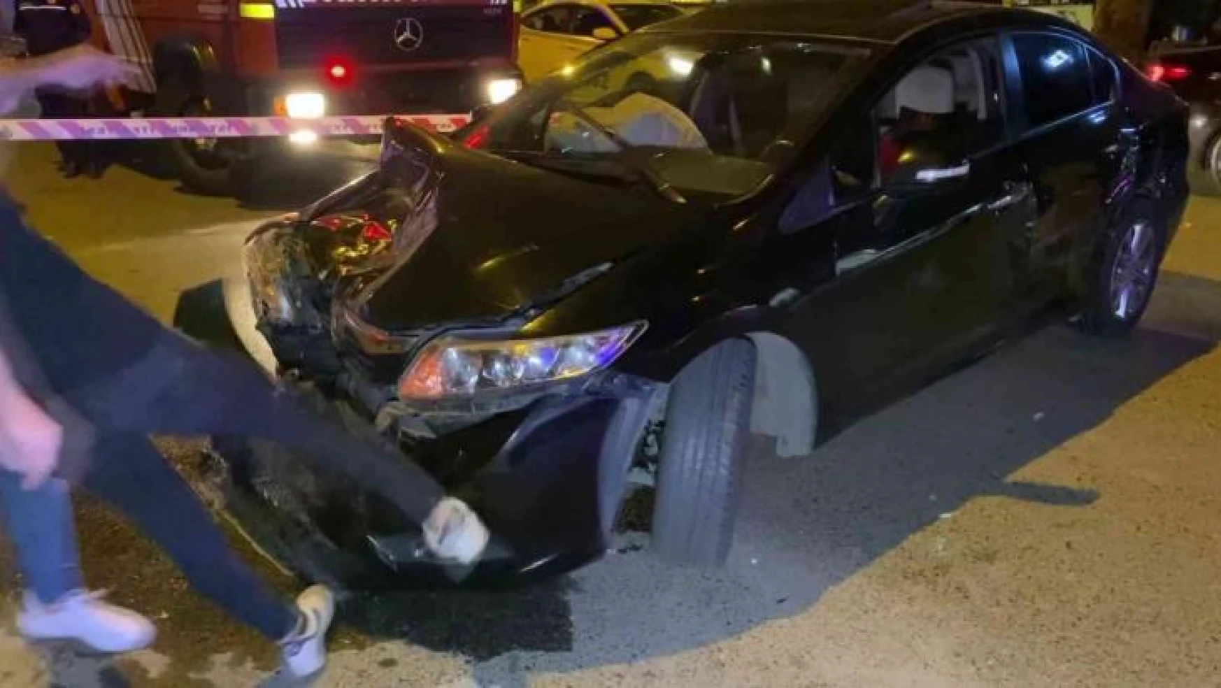 Kadıköy'de otomobil yolcu alan taksiye çarptı, öfkelenen sürücü kendi aracını tekmeledi