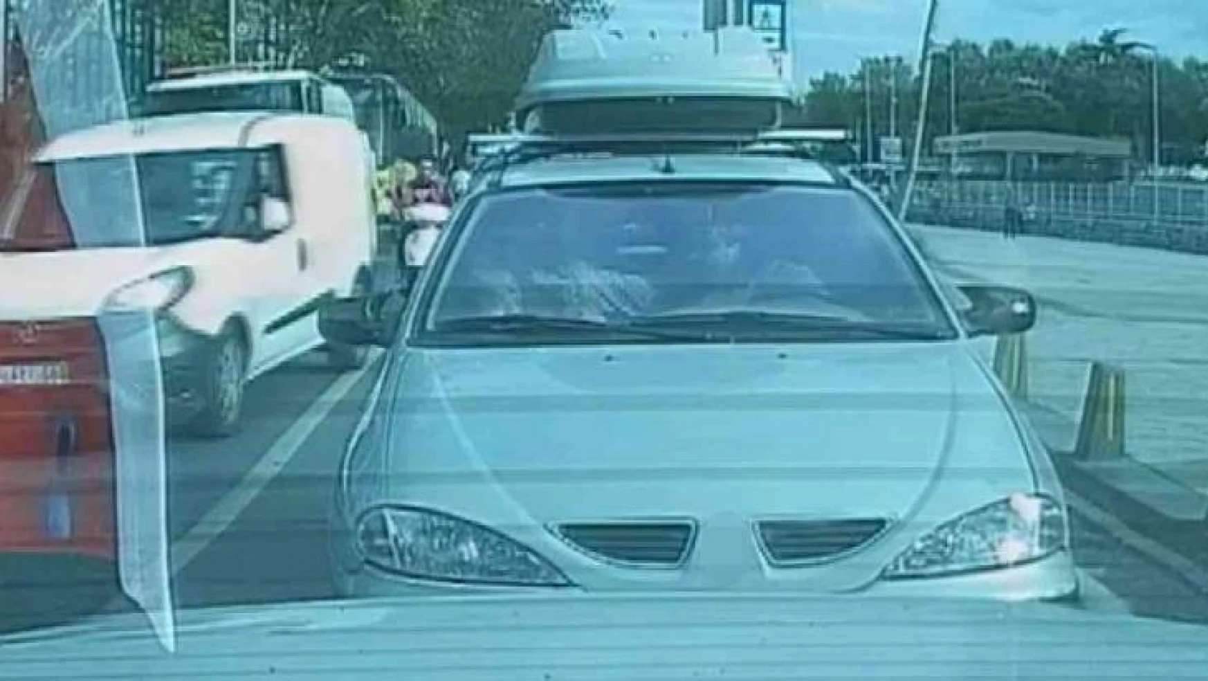 Kağıthane'de, otomobil içerisinde kadına şiddet kamerada