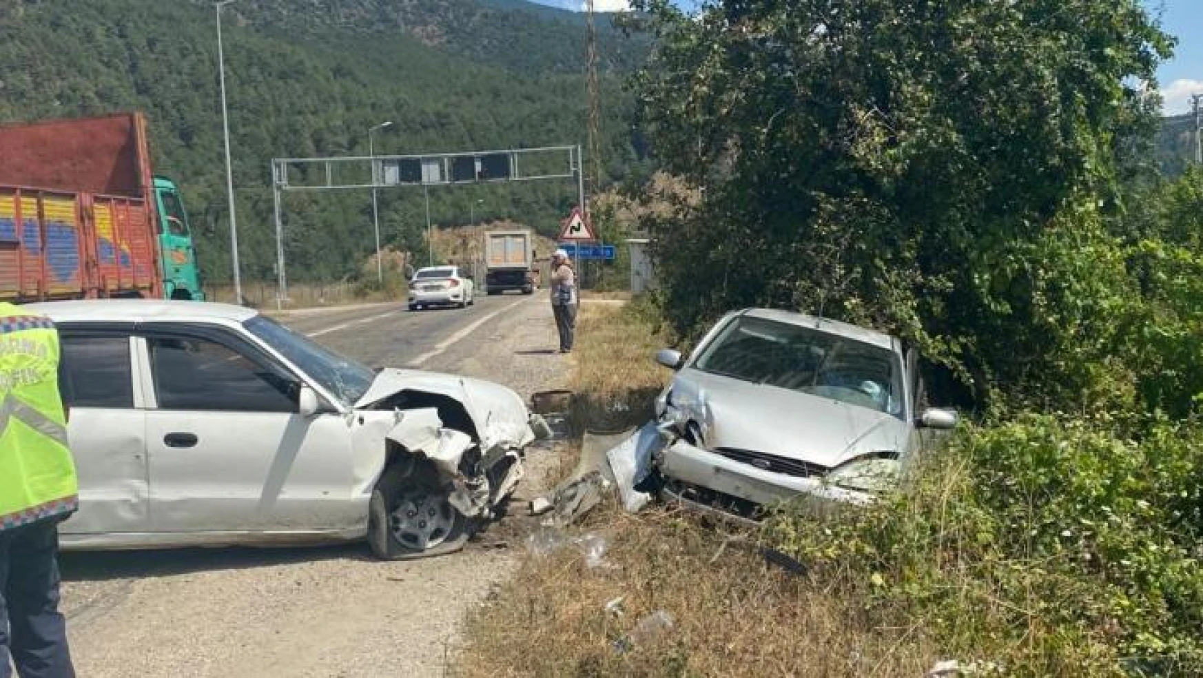 Karabük'te iki otomobil kafa kafaya çarpıştı: 5 yaralı