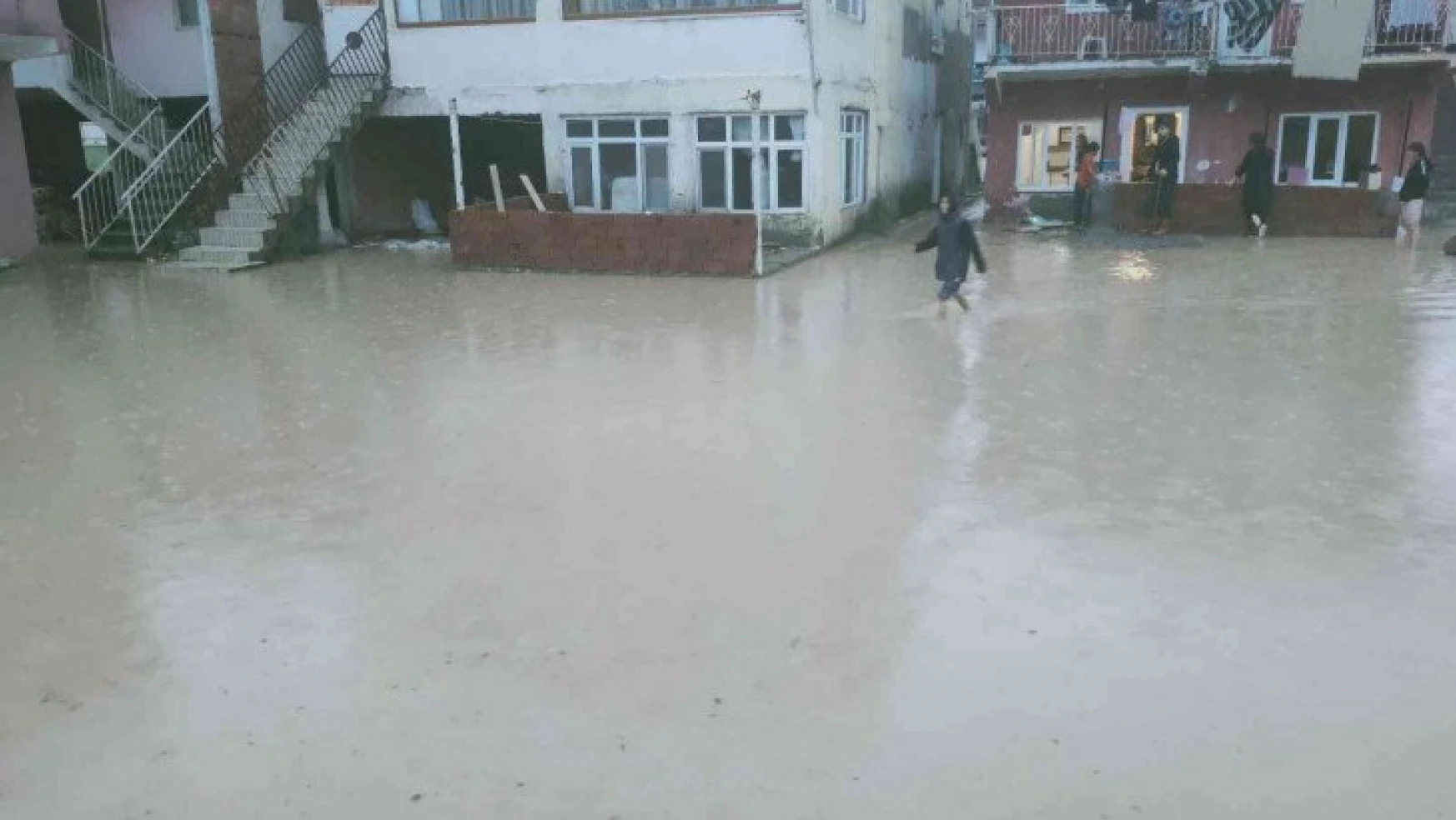 Karabük'te sağanak sonrası evlerin giriş katlarını su bastı