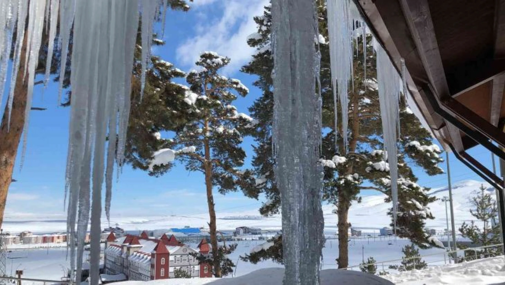 Kars'ta 4 metrelik buz sarkıtları oluştu