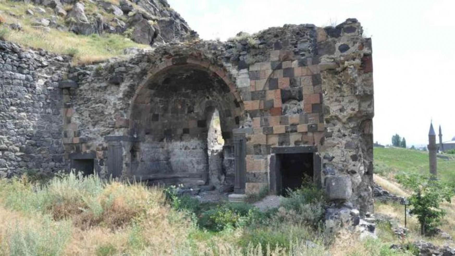 Kars'ta defineciler kiliseyi kazdı