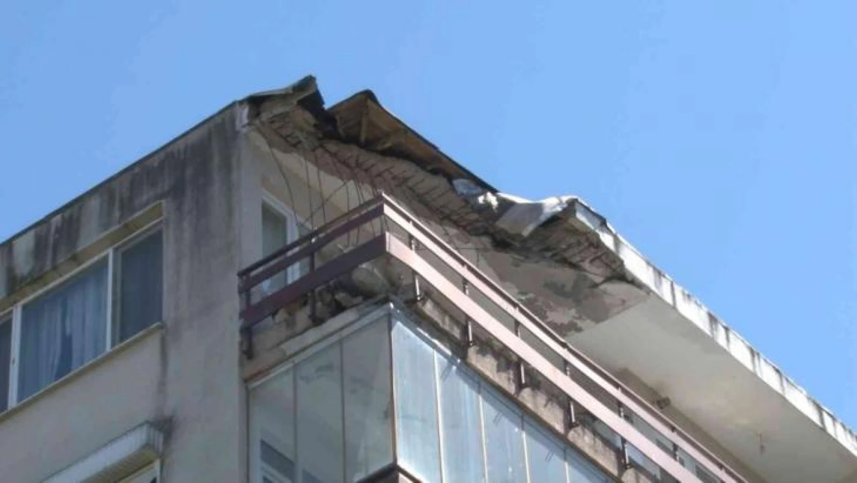 Kartal'da 30 yıllık binanın çatısı çökerek balkona düştü