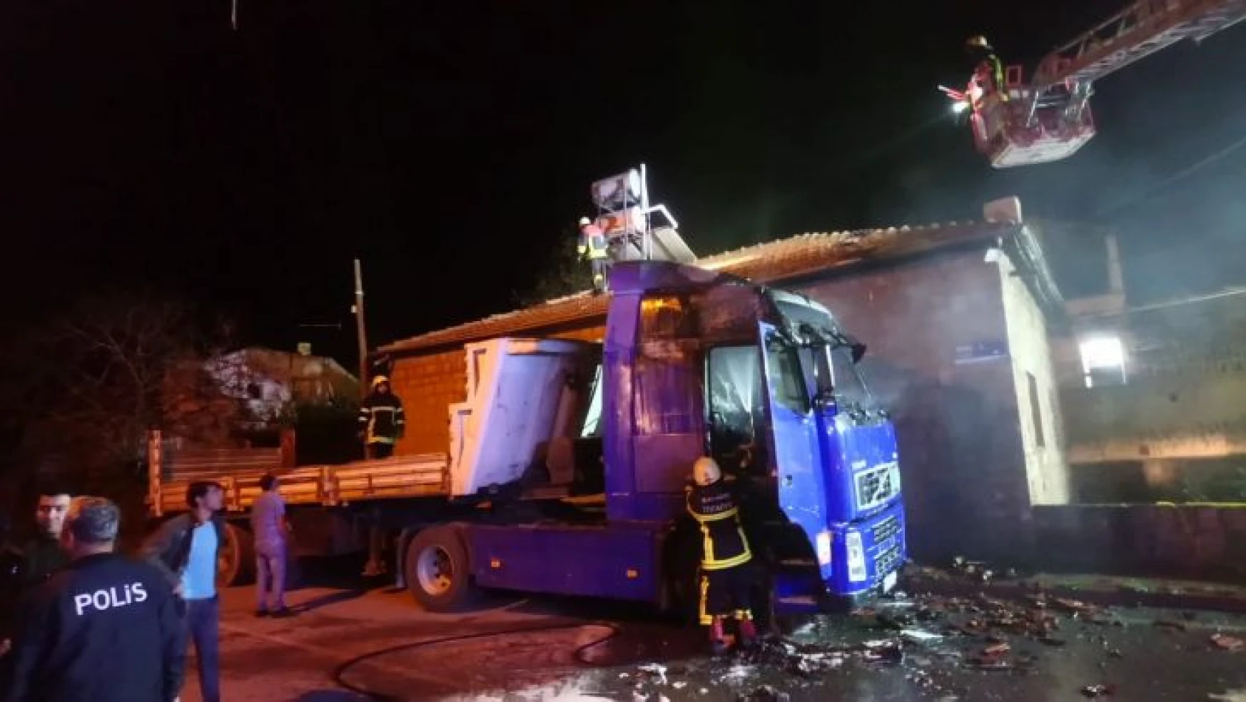 Kayseri'de park halindeki tır yandı, alevler eve de sıçradı