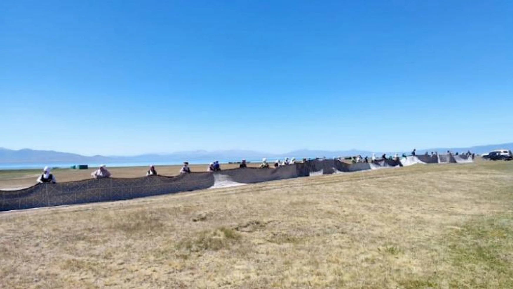 Kırgızistan'da 130 metre uzunluğunda keçe halı yapıldı