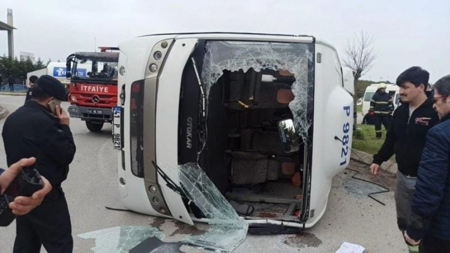 Kocaeli'de 22 kişinin yaralandığı trafik kazasında can pazarı yaşandı