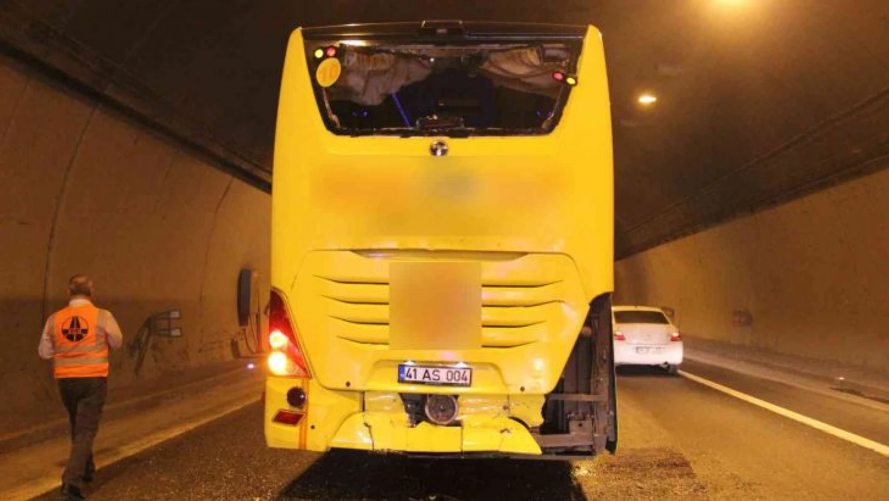 Kocaeli'de içinde 20 kişinin bulunduğu otobüse tır çarptı