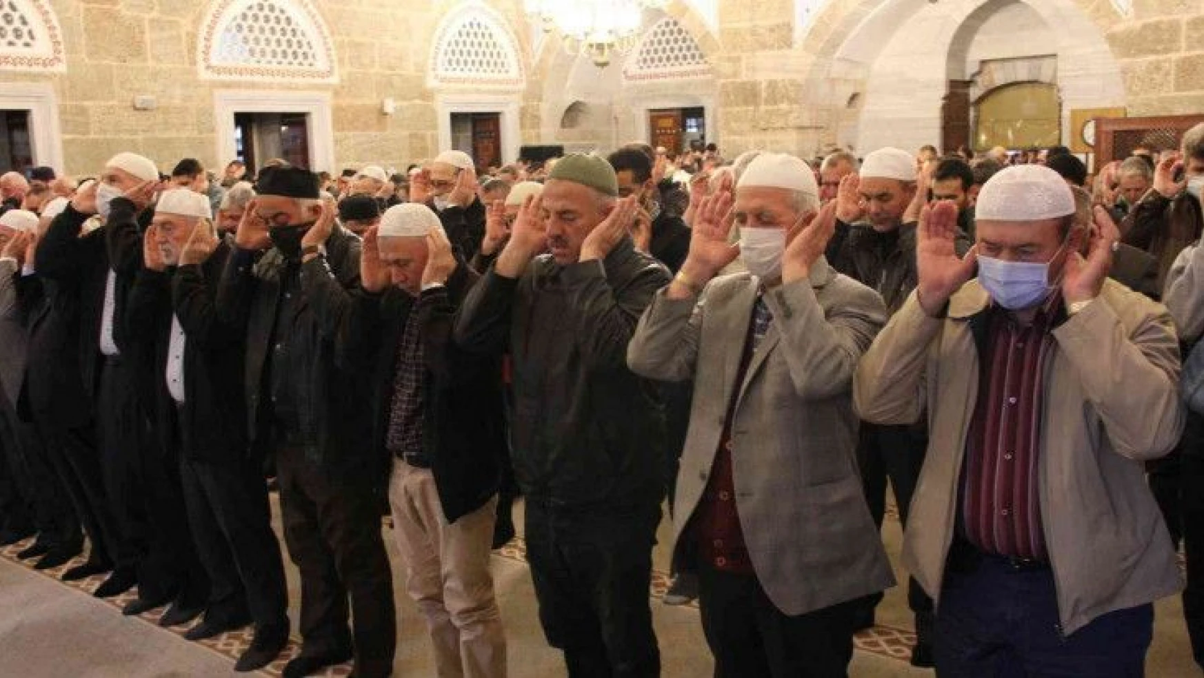 Kocaeli'de vatandaşlar bayram namazı için camileri doldurdu