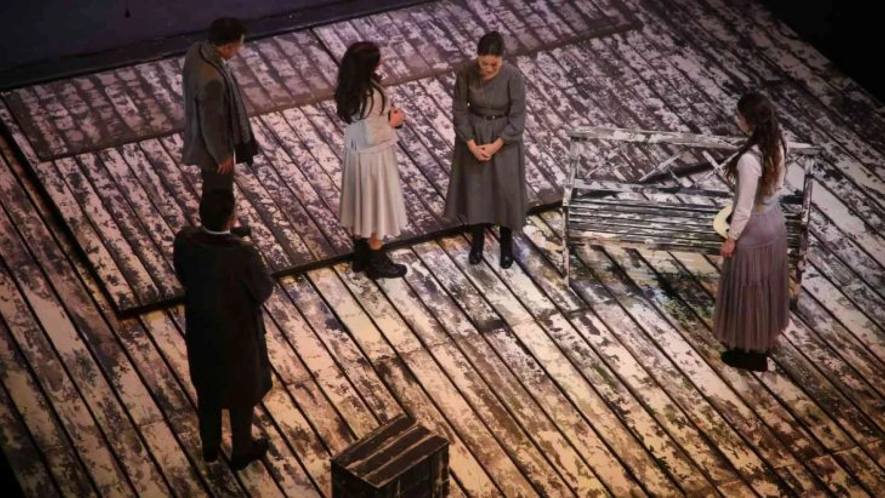 Kocaeli Şehir Tiyatrolarınca İstanbul'da sergilenen oyuna ünlü isimler akın etti
