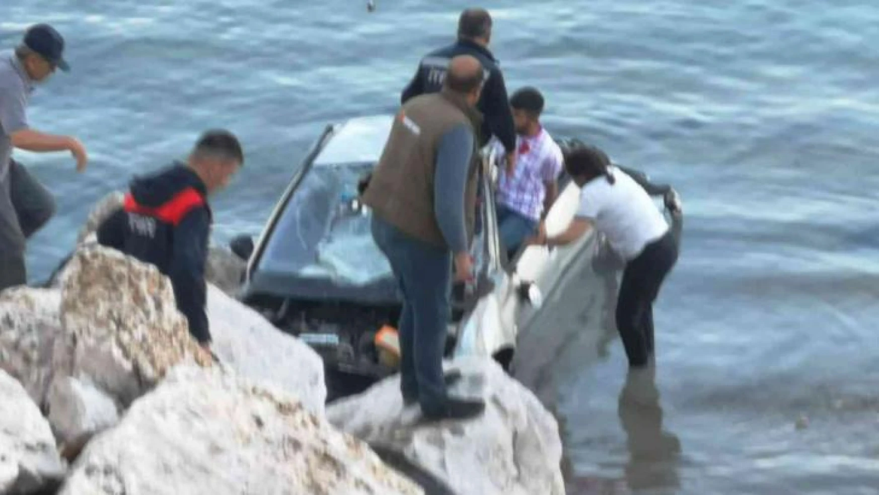 Kontrolden çıkan otomobil Eğirdir Gölü'ne uçtu: 2 yaralı