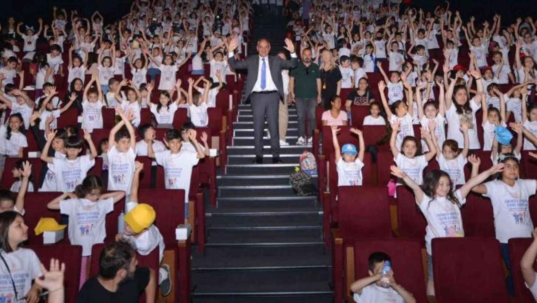 Kültür ve Turizm Bakanı Ersoy, daha önce sinemaya gitmemiş çocuklarla birlikte film izledi