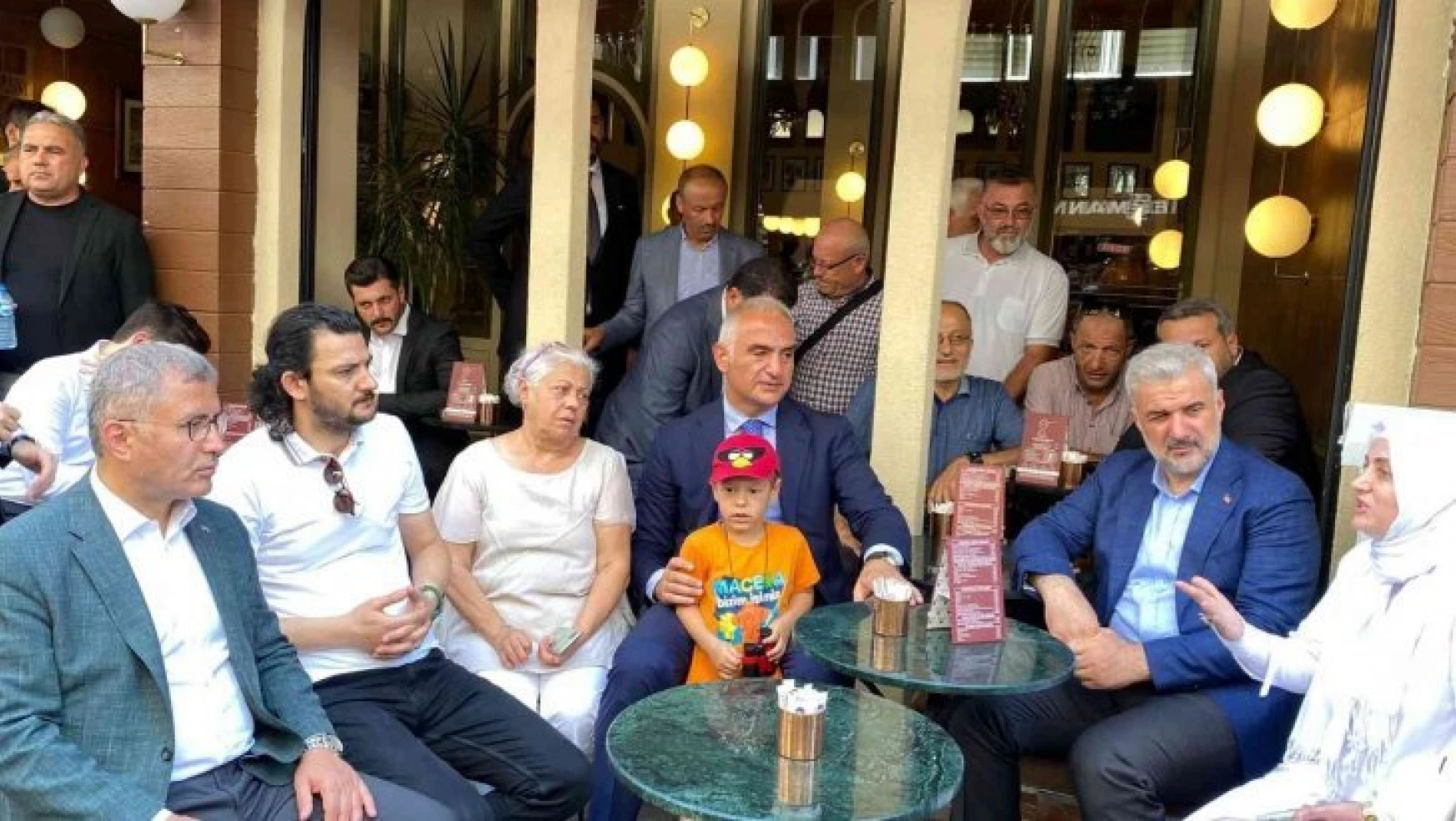 Kültür ve Turizm Bakanı Mehmet Nuri Ersoy Üsküdar'da esnaf ziyareti gerçekleştirdi
