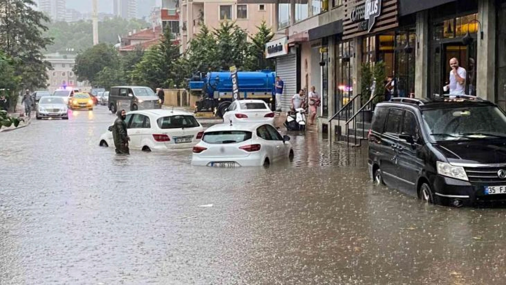 Maltepe'de etkili olan yağış nedeniyle 3 araç suya gömüldü