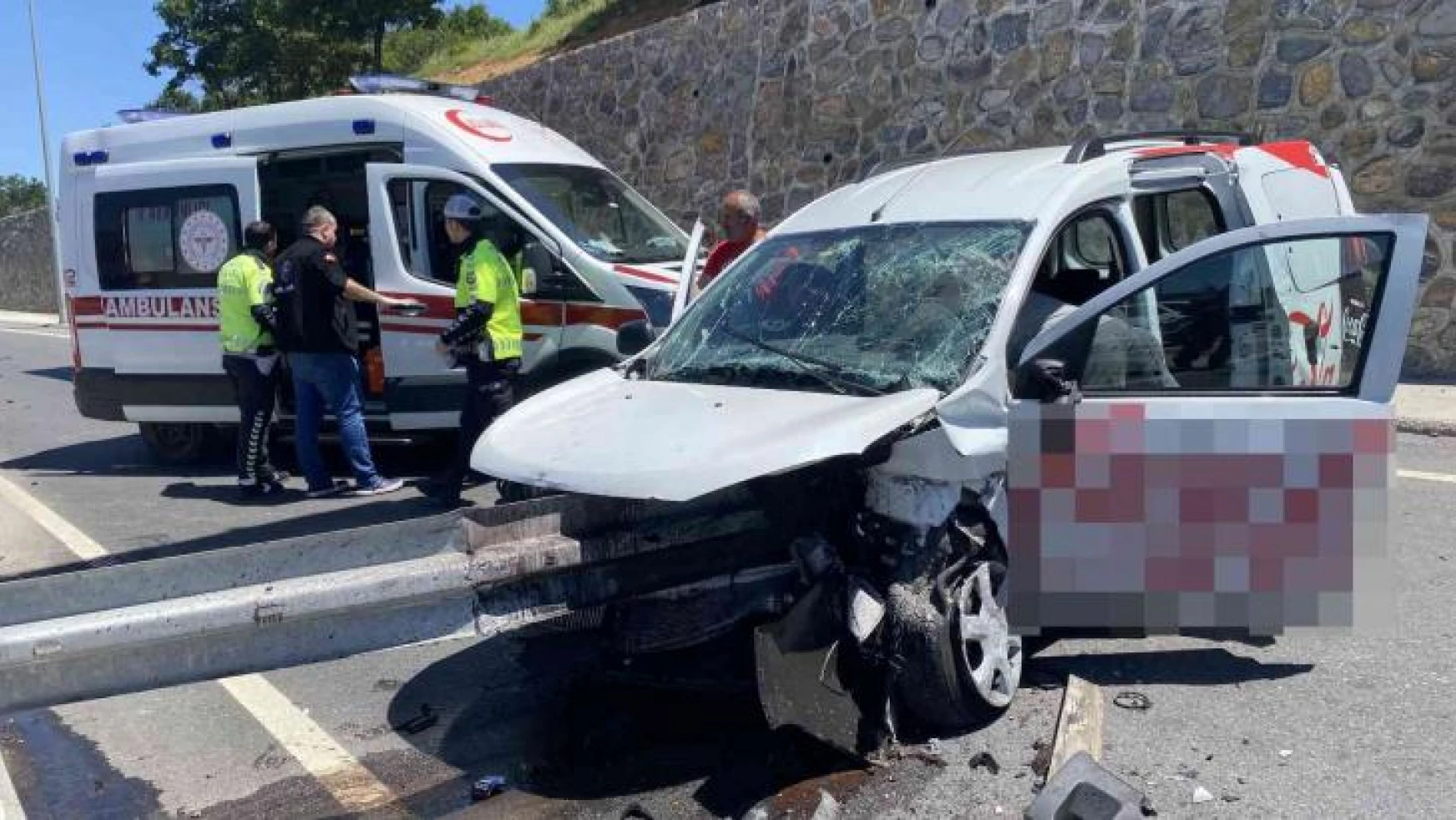 Maltepe'de ticari araç bariyerlere saplandı: 2 yaralı