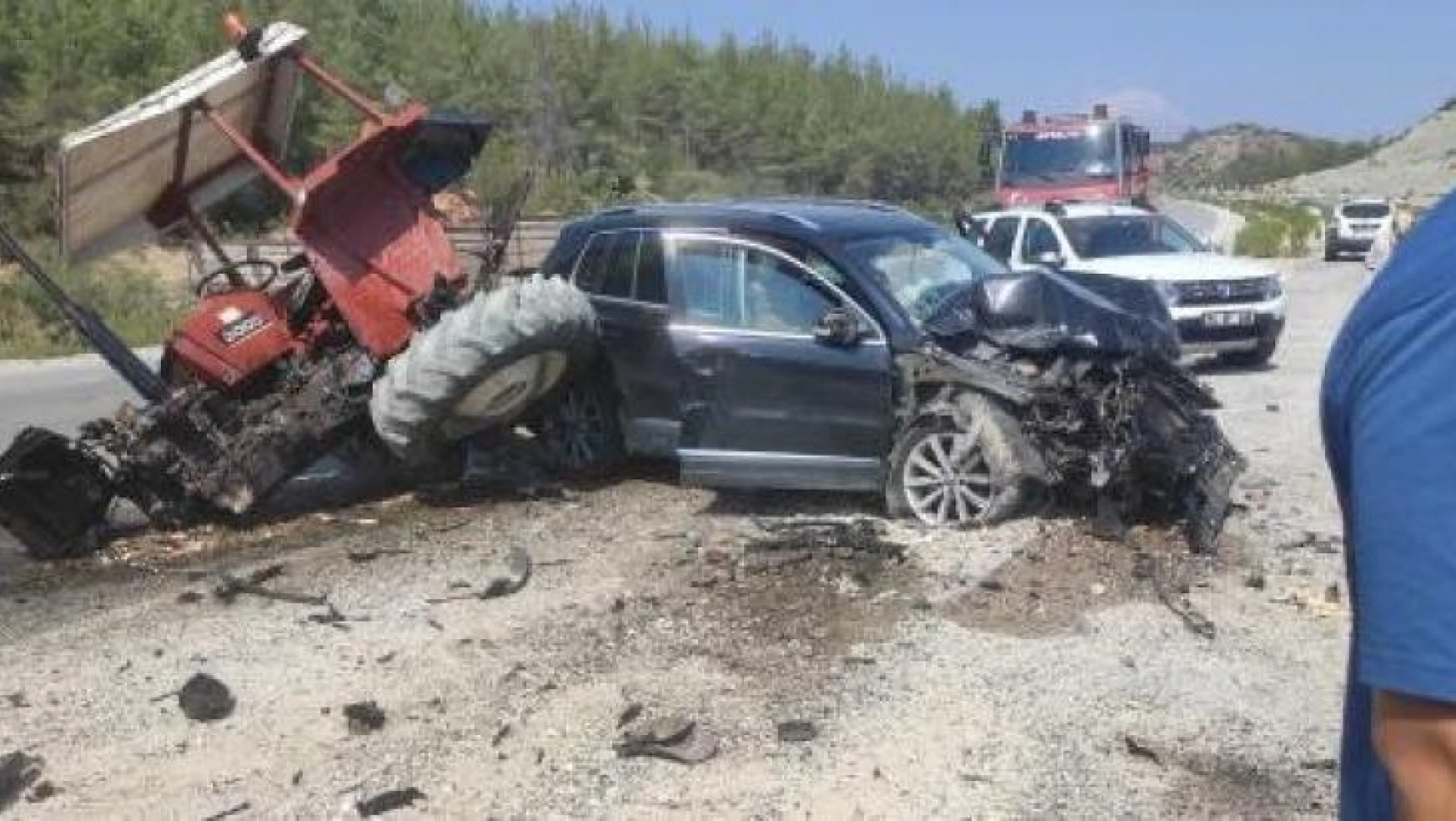 Manavgat'ta otomobil traktör çarpıştı: 6 yaralı