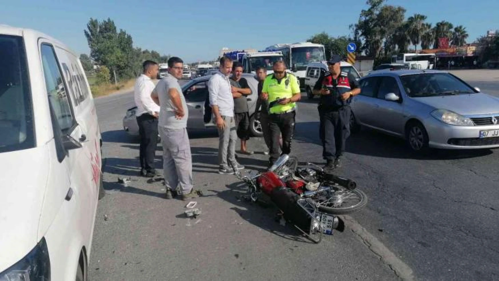 Manavgat'ta otomobile çarpan motosikletin sürücüsü ağır yaralandı