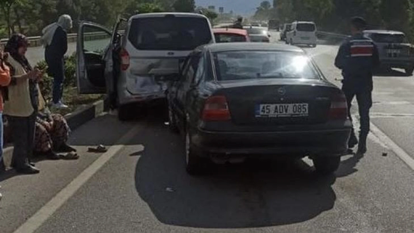Manisa'da 3 araç birbirine girdi: 5 yaralı