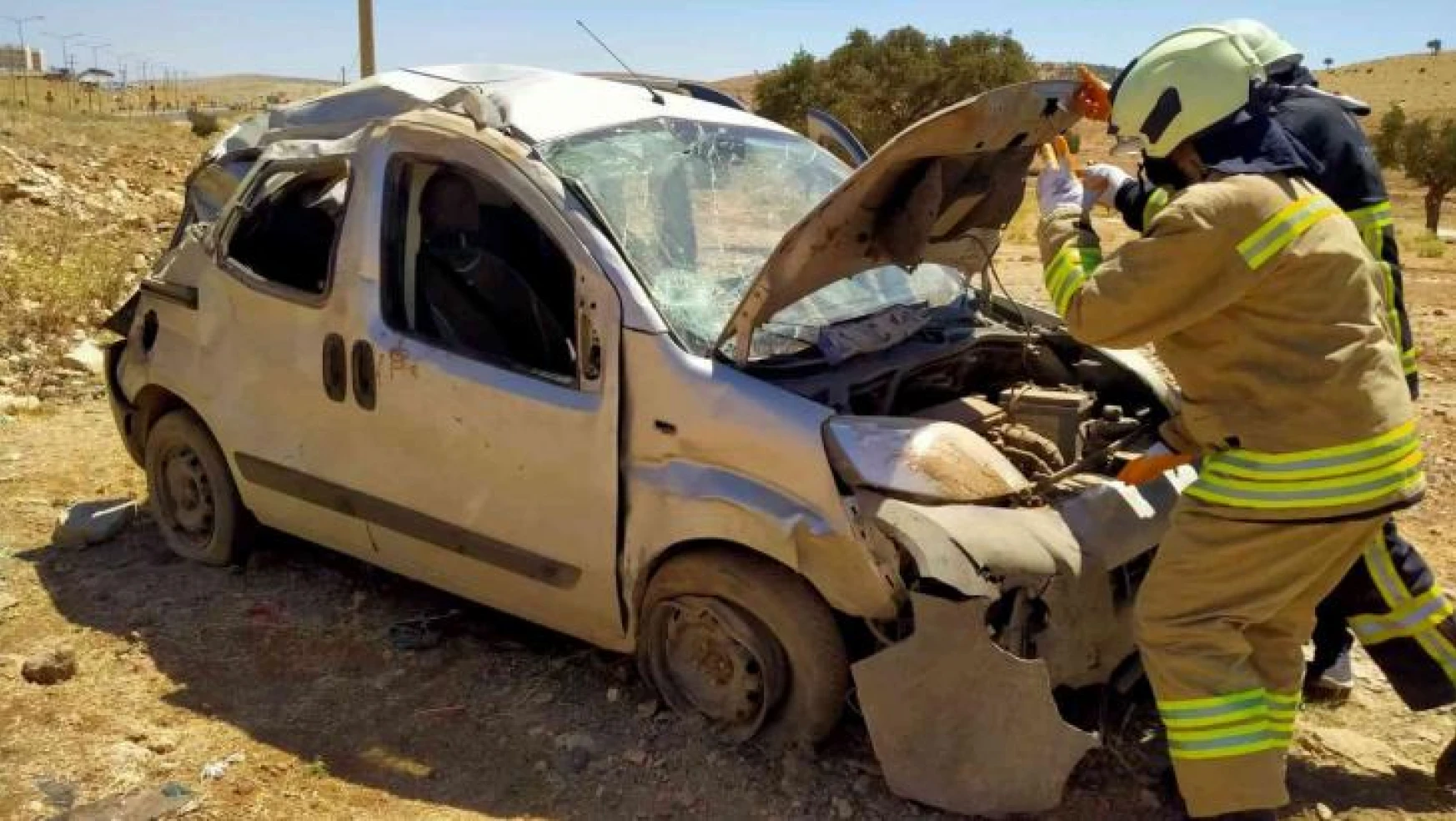 Mardin'de hafif ticari araç yoldan çıktı: 3 yaralı