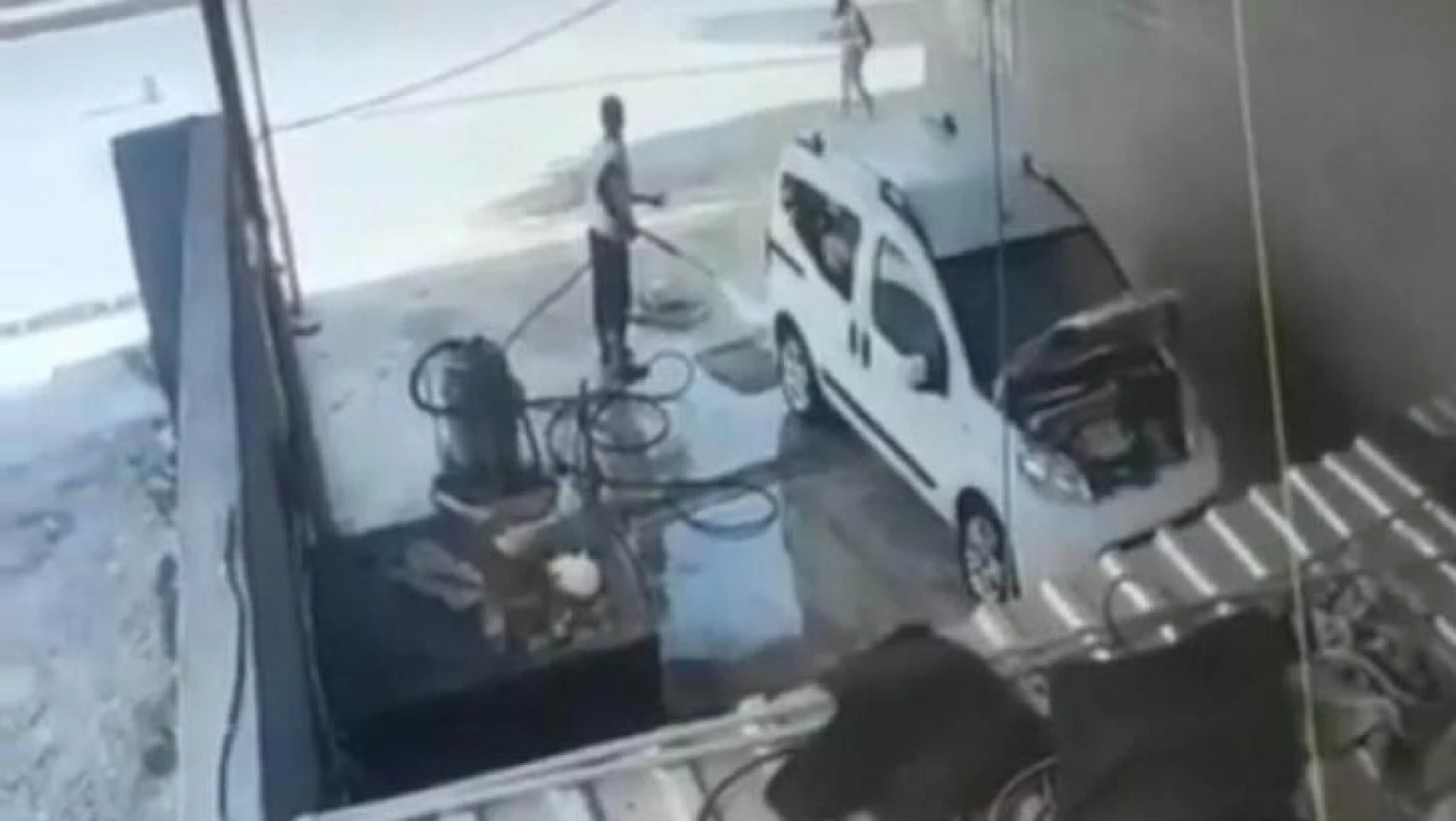 Mardin'de zincirleme kazada yoldan geçen kadın saniyelerle kurtuldu
