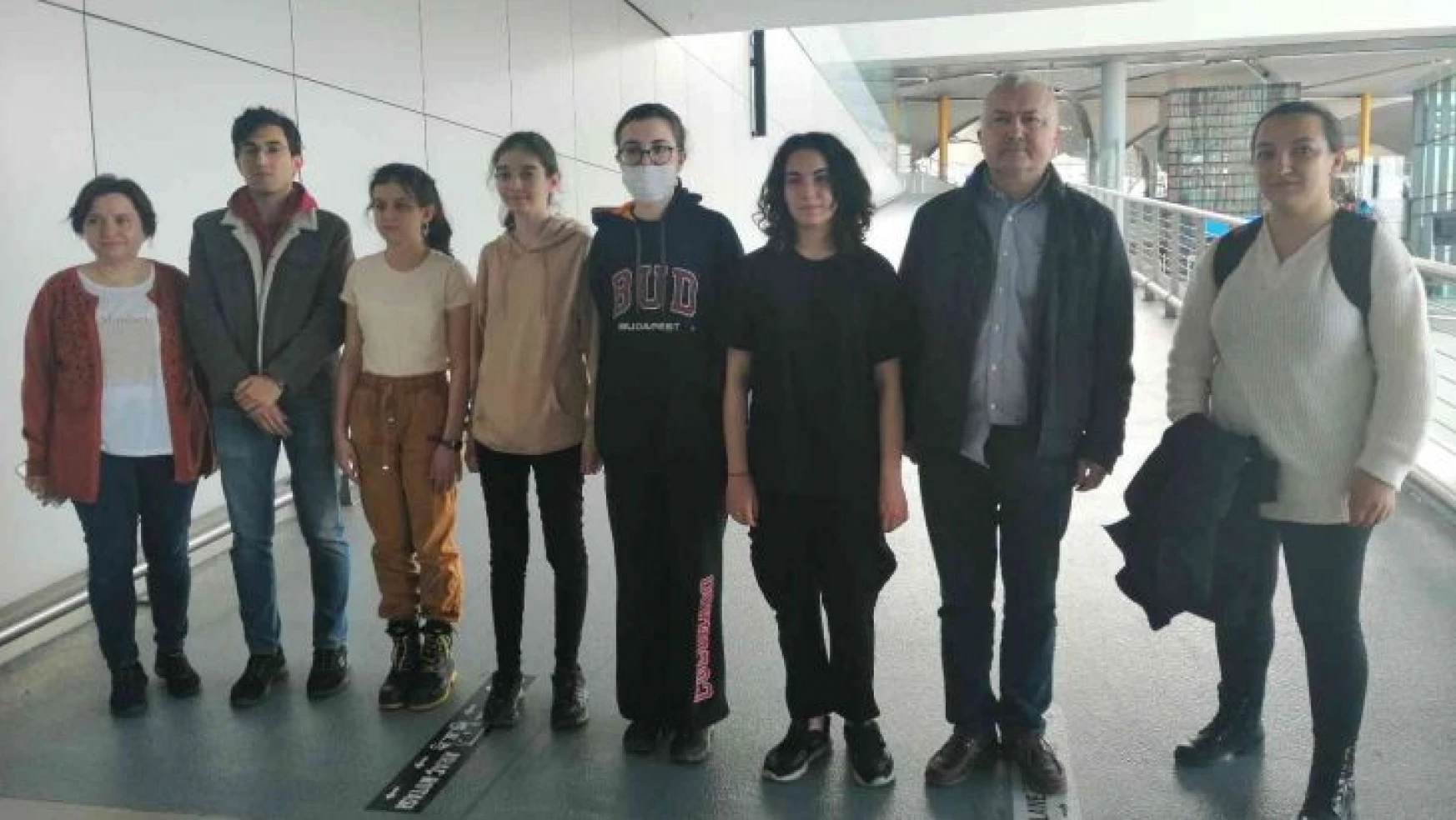 Matematik Olimpiyatında Avrupa ikincisi olan Türk öğrenciler yurda döndü