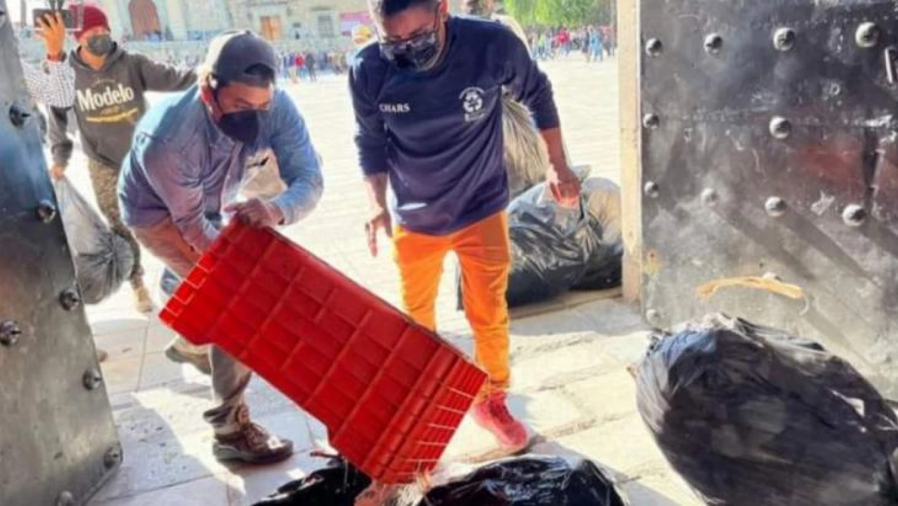 Meksika'da eylem yapan temizlik işçileri, belediye binasını çöple doldurdu