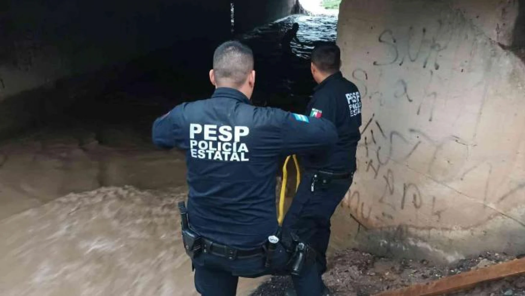 Meksika'daki selde köprü altında mahsur kalan adam kurtarıldı