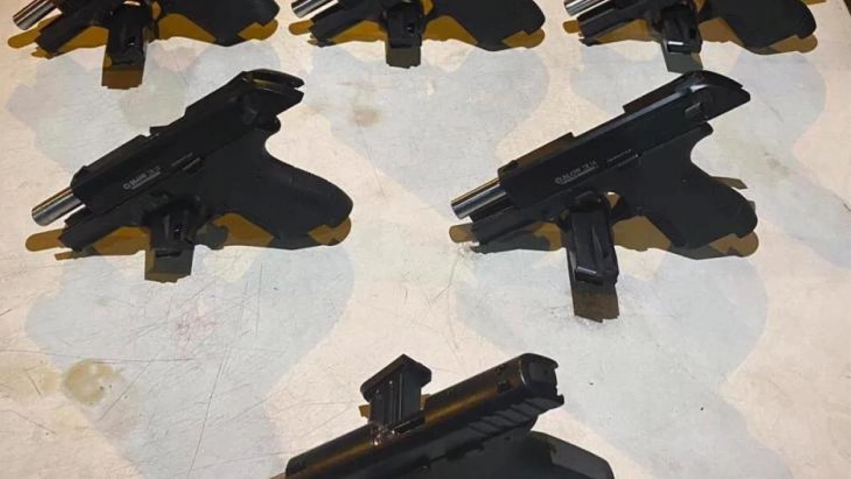 Mersin'de bir araçta 6 adet ruhsatsız tabanca ele geçirildi