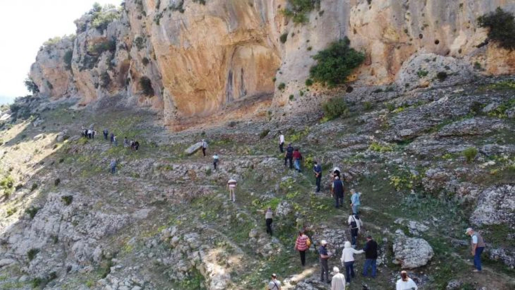 Mersin'de heyecanlandıran keşif: Çoban keçi ararken, milattan önceki yazılı tasvirleri bulmuş