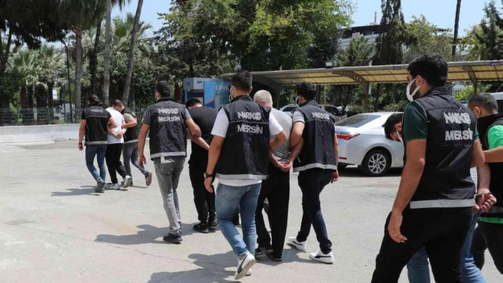 Mersin'deki 2 milyon uyuşturucu hap operasyonunun zanlıları adliyeye sevk edildi