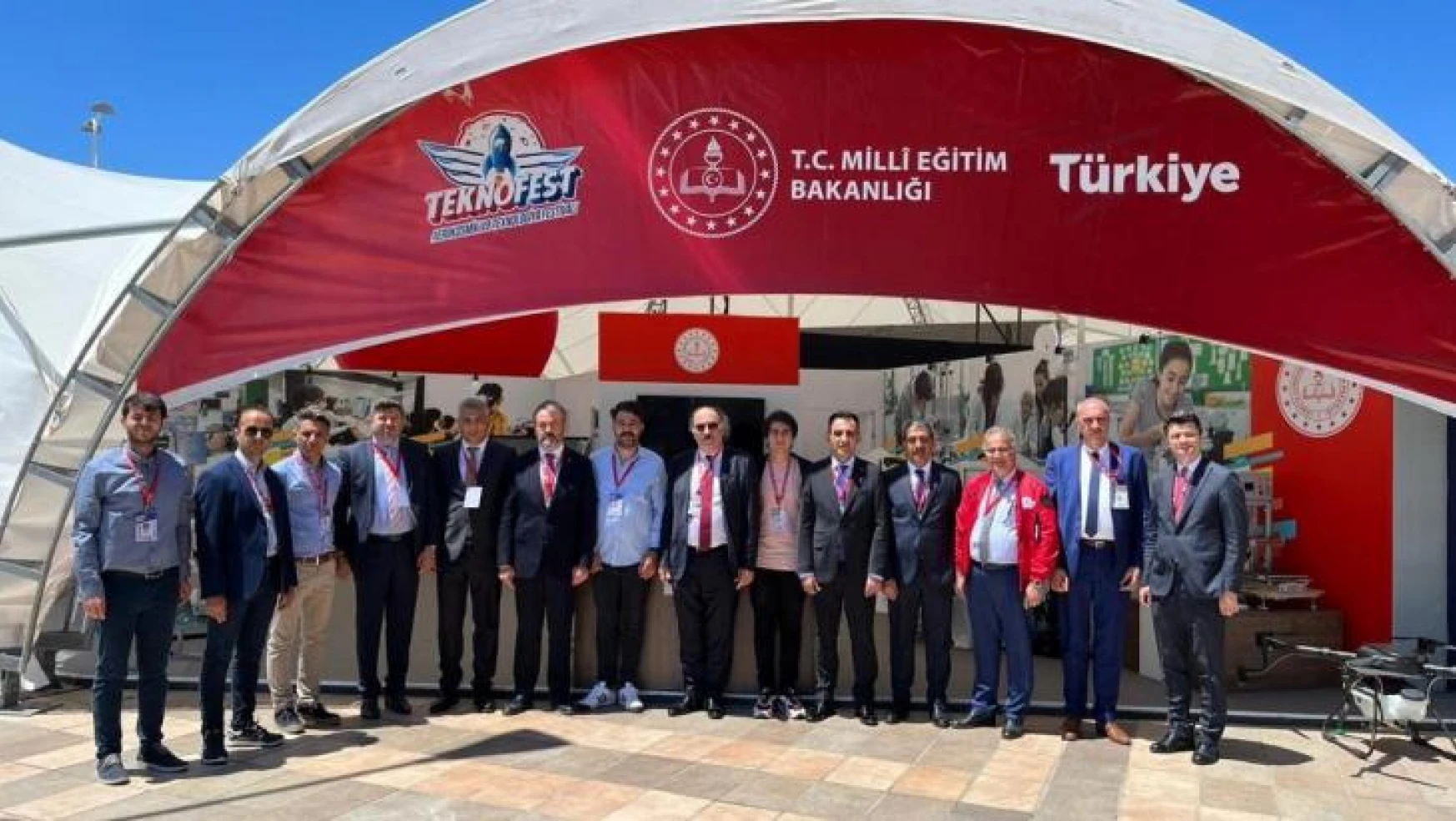 Milli Eğitim Bakanı Özer, TEKNOFEST'te MEB'in standını ziyaret etti