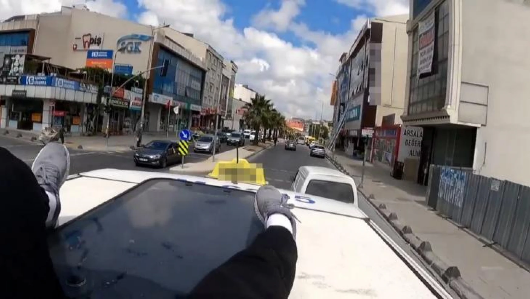 Minibüsün üstünde tehlikeli yolculuk kamerada: Sosyal medya için canını tehlikeye attı