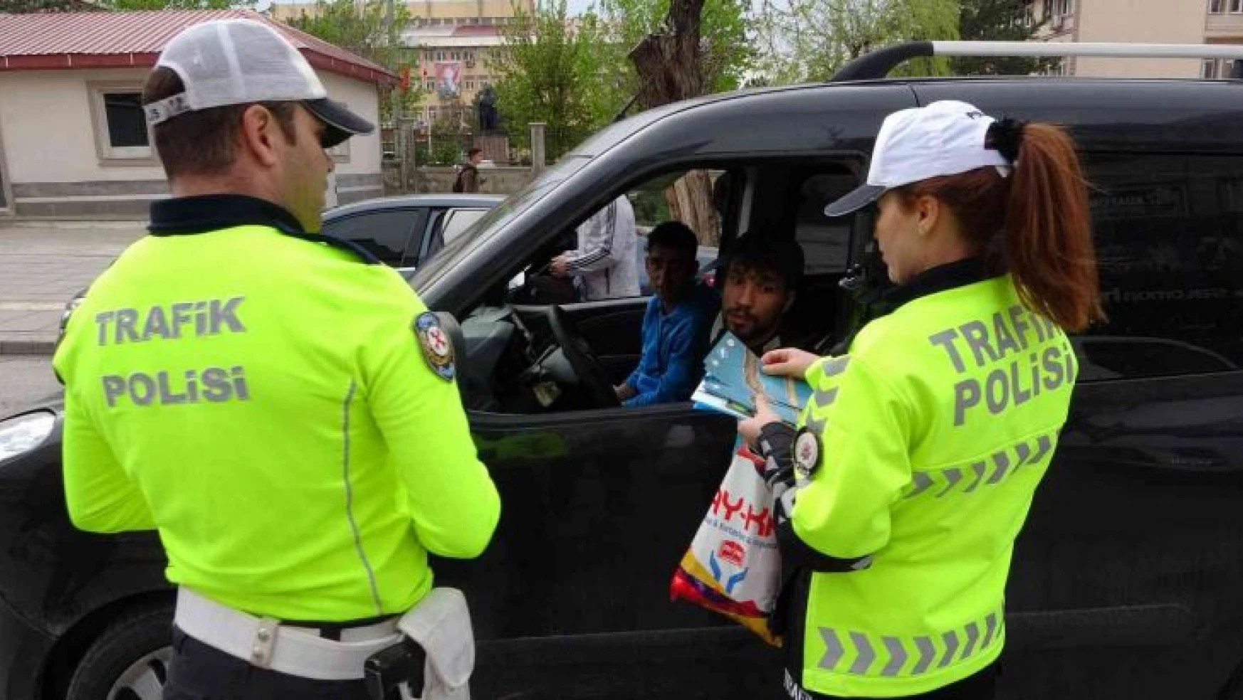Muş'ta polis ve jandarmadan 'Bayramınız Kemerli Olsun' uygulaması