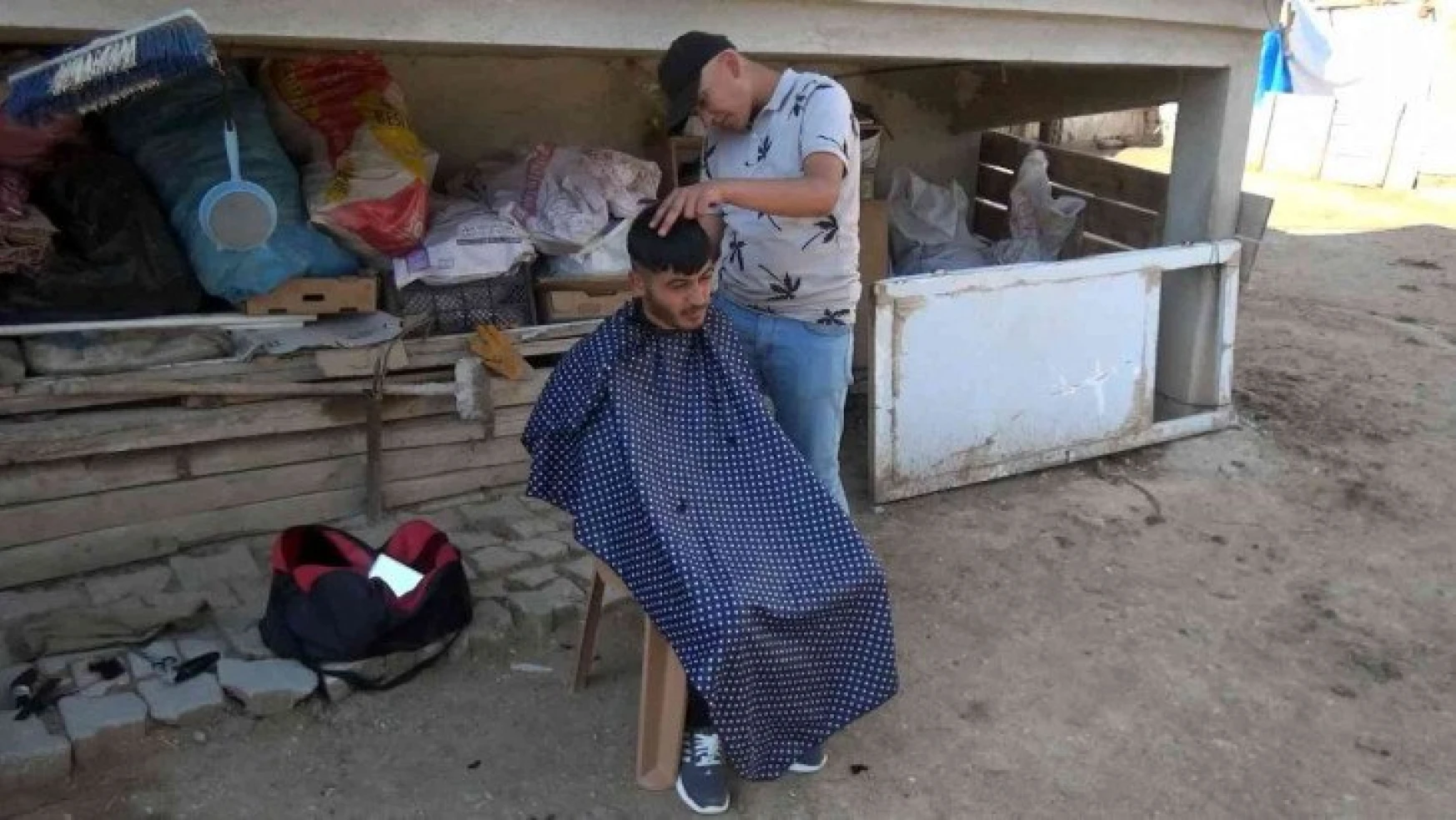 Osmanlı'dan kalan sokakta tıraş geleneği Afyonkarahisar'da sürdürülüyor