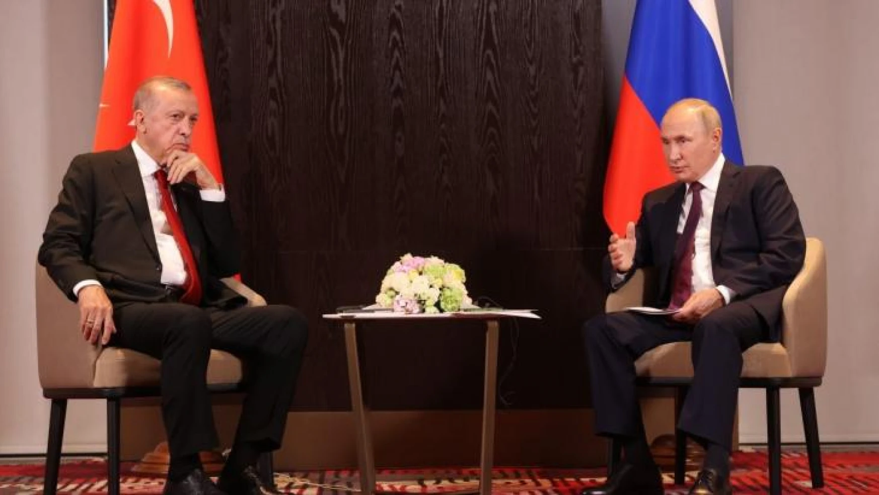 Özbekistan'ın Semerkant kentinde Cumhurbaşkanı Recep Tayyip Erdoğan ile Rusya Devlet Başkanı Vladimir Putin arasındaki görüşme başladı.