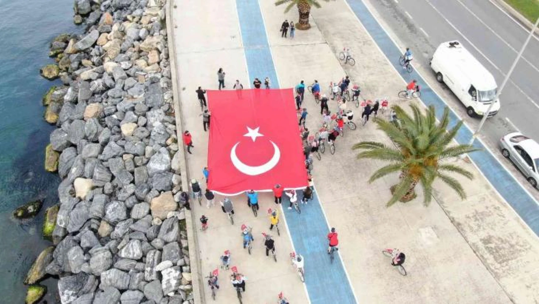 Pendik'te 19 Mayıs'ta dev Türk bayraklı bisiklet korteji havadan görüntülendi