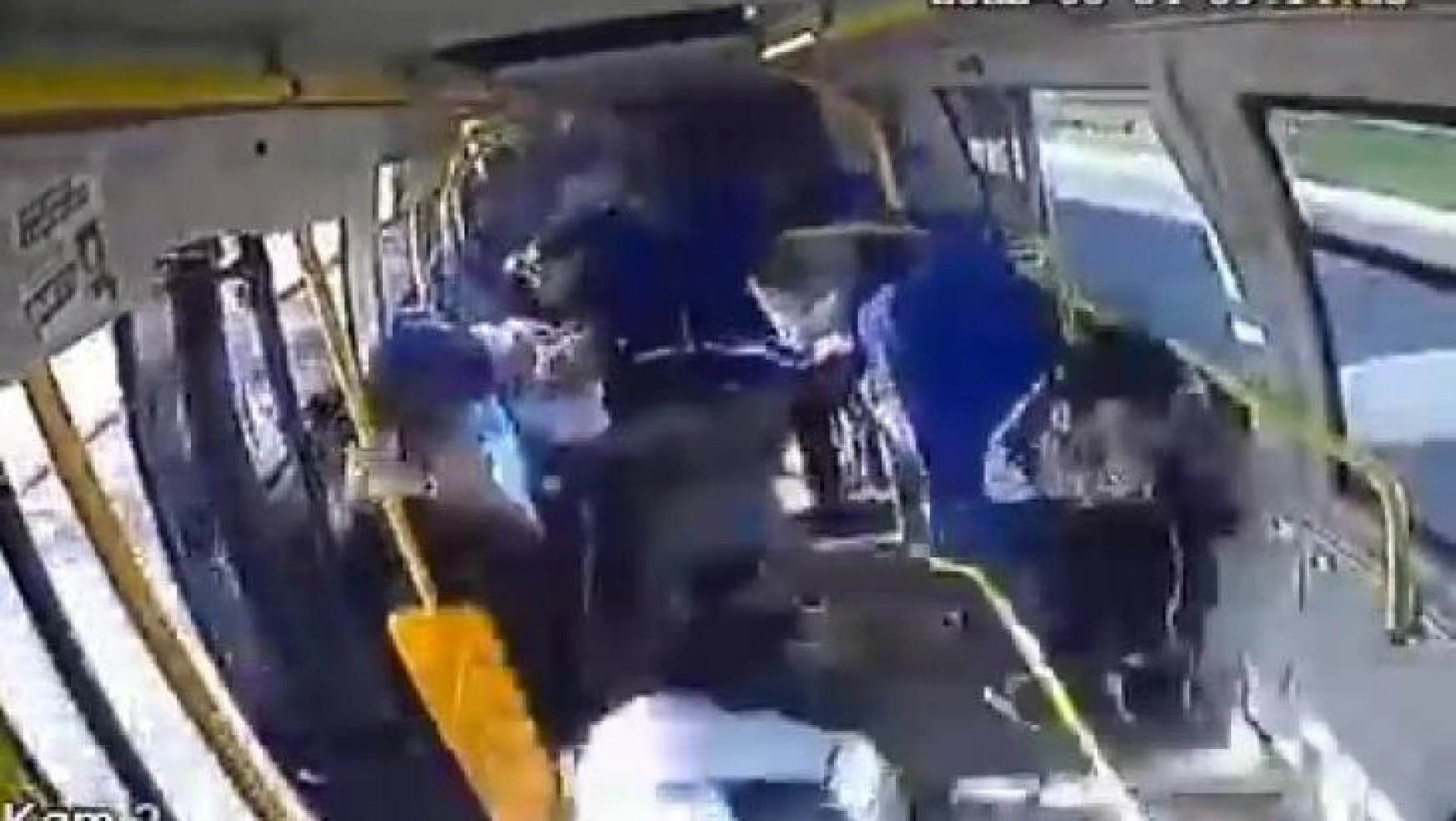 Pendik'te İETT otobüsünün yolcu indirmek için duran minibüse çarptığı anlar kamerada