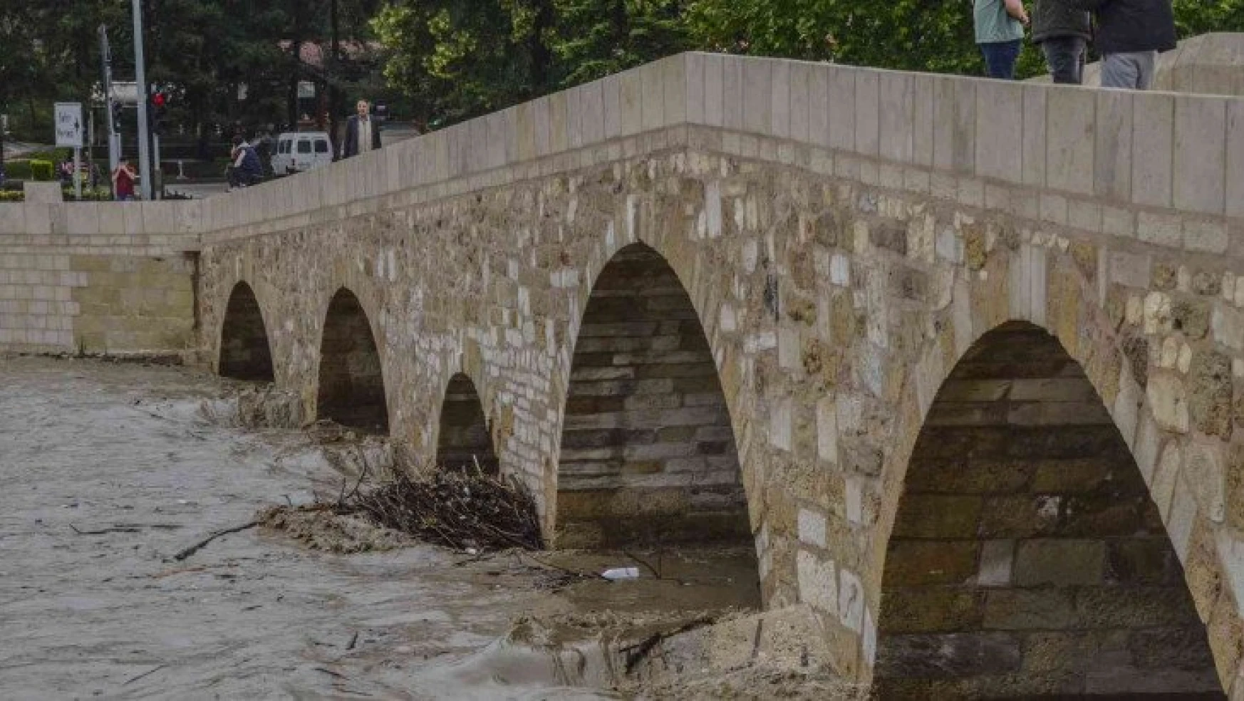 Sağanak yağış Taşköprü'de ırmak ve derelerin su seviyesini yükseltti