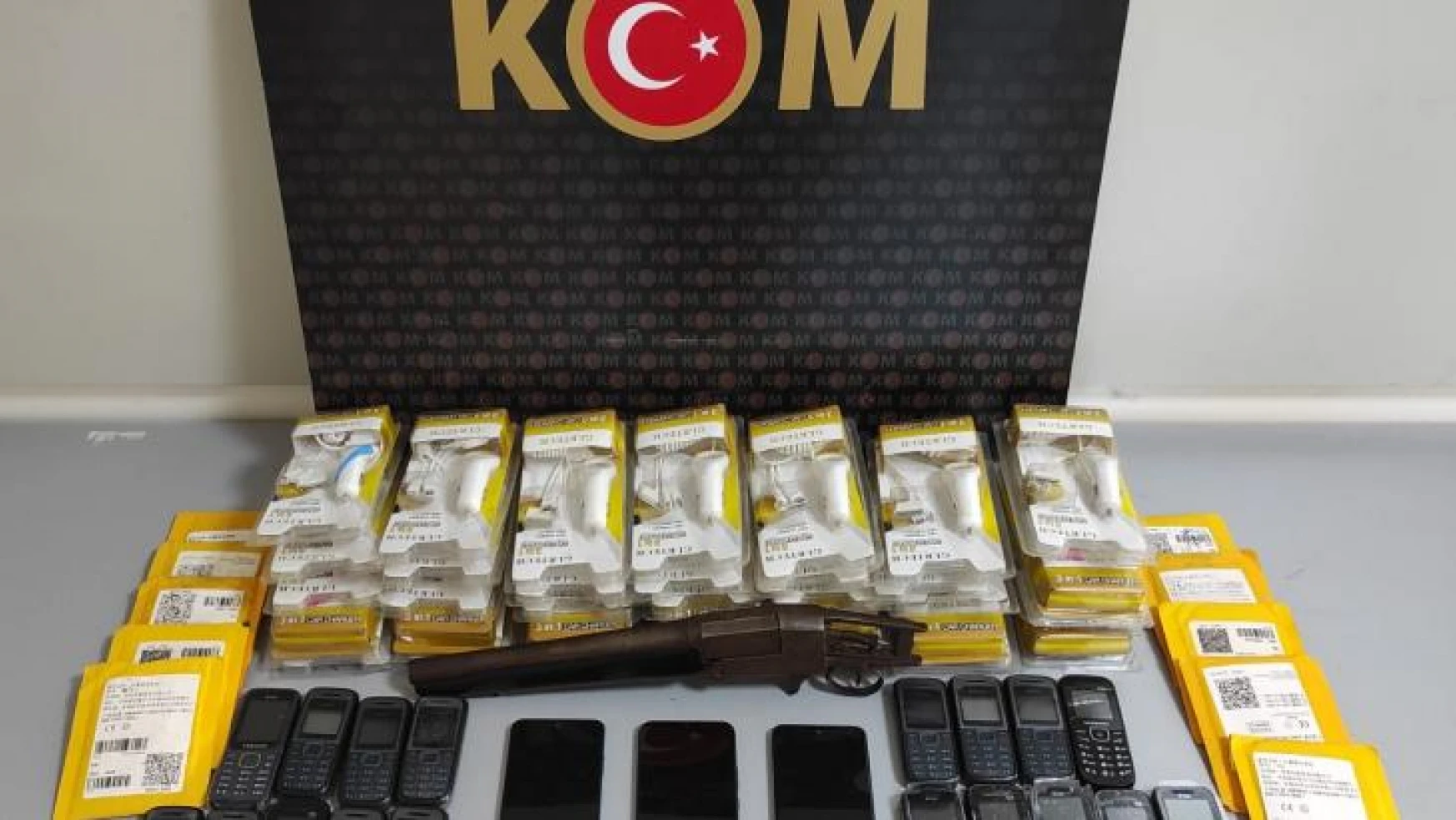 Samsun'da kaçak telefon ve aksesuarları ele geçirildi