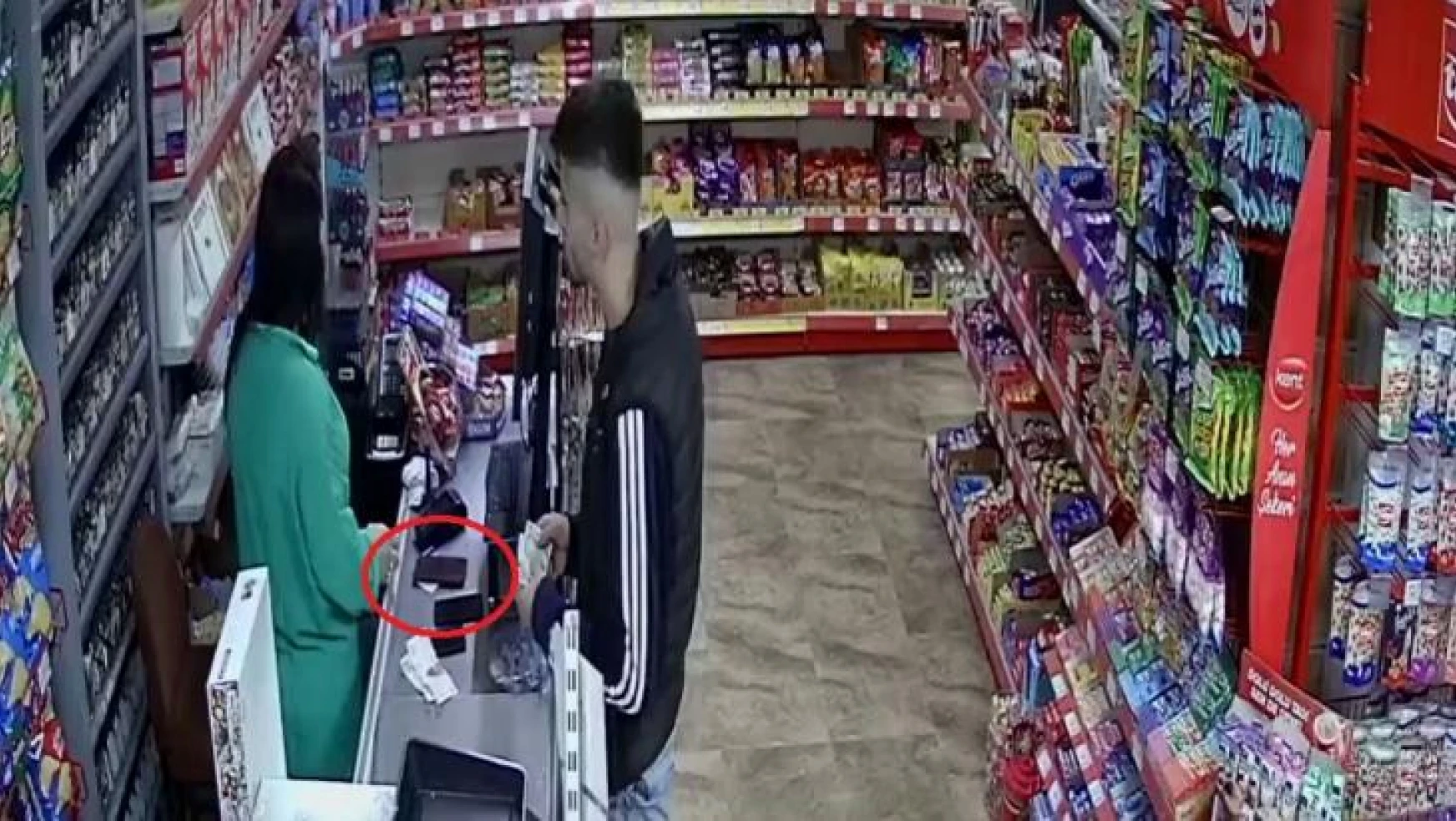 Samsun'da marketten telefon hırsızlığı kamerada